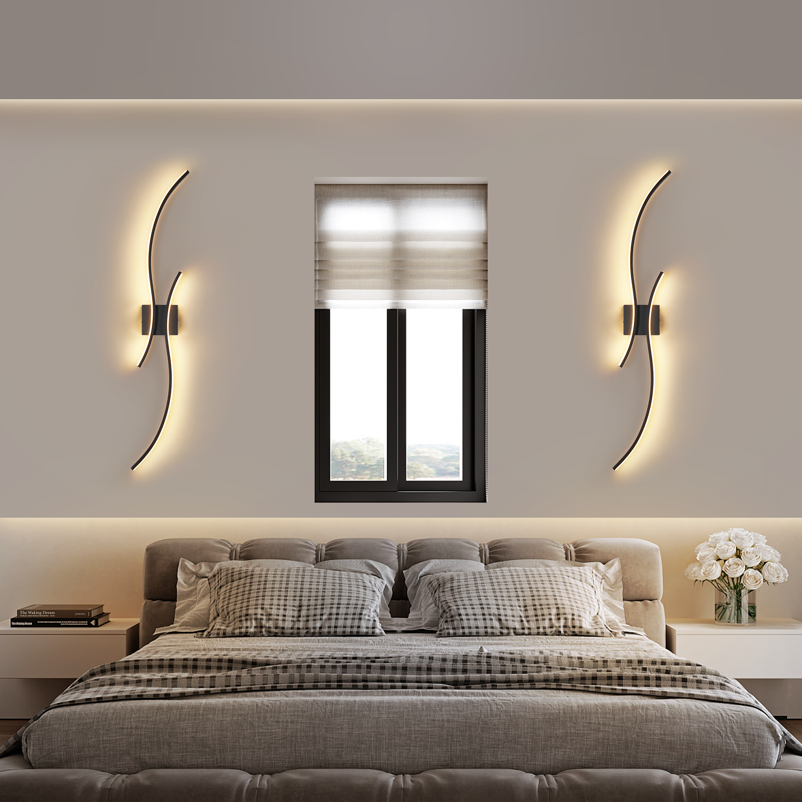Due moderne lampade da parete ai lati di una finestra in una camera da letto.
