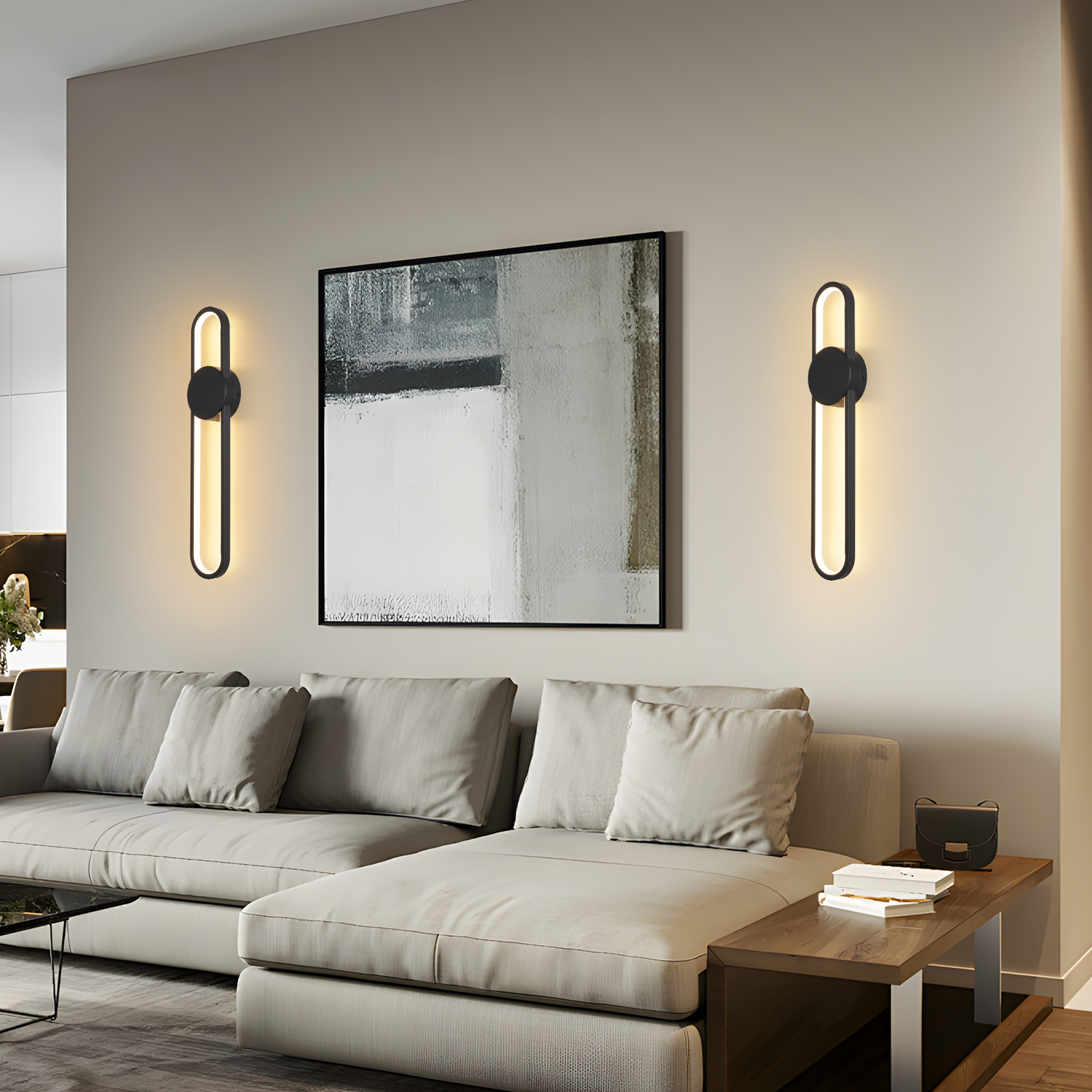 Soggiorno con moderne lampade da parete sul muro. Un divano e un tavolo di legno sono in primo piano.