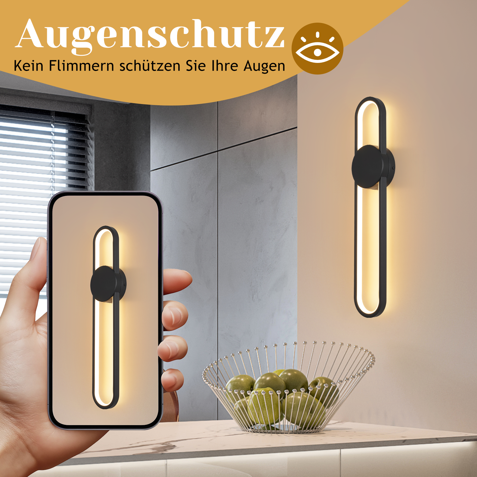Una persona che tiene in mano uno smartphone che mostra una lampada da parete. La luce è moderna, in bianco e nero.
