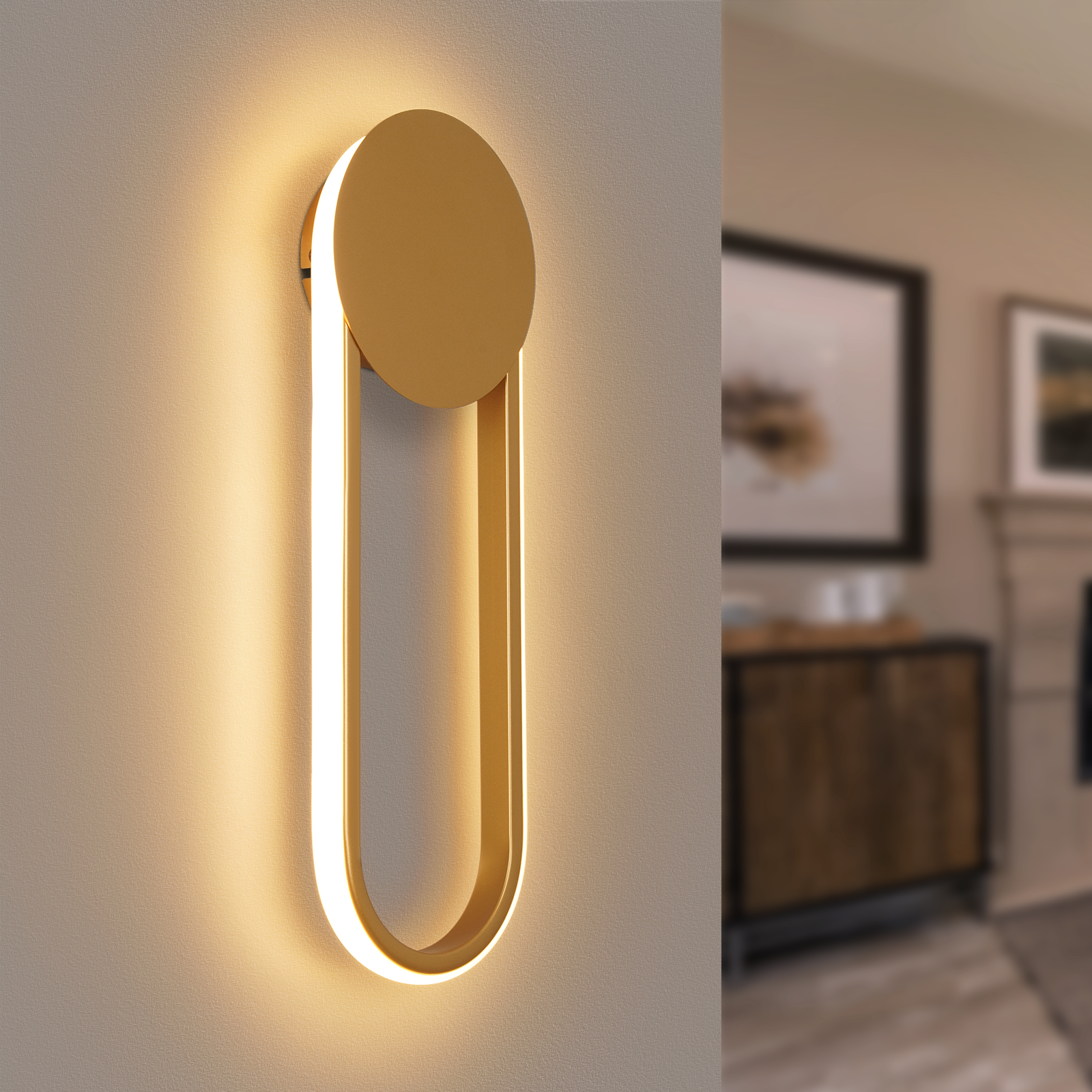 Applique con parte superiore dorata e design luminoso allungato, montata su una parete.
