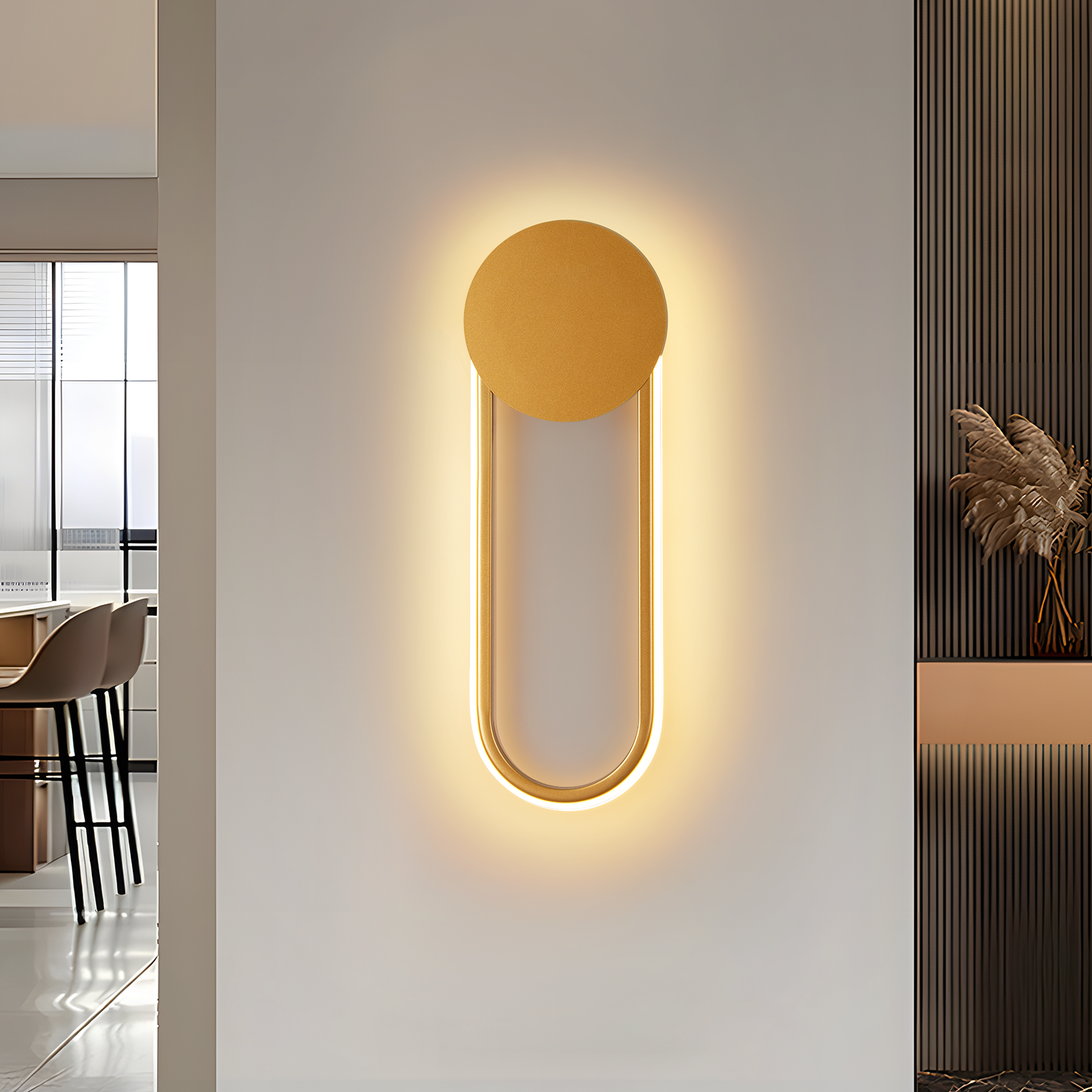 Applique con parte superiore dorata e design luminoso allungato. Montato su una parete bianca.