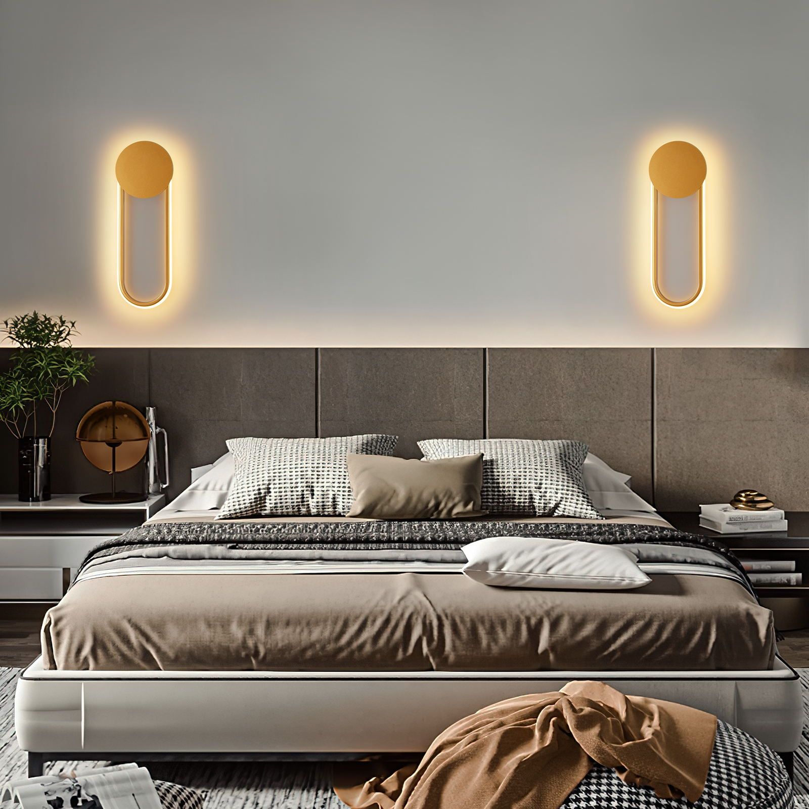 Una camera da letto con un letto, due applique e elementi decorativi.