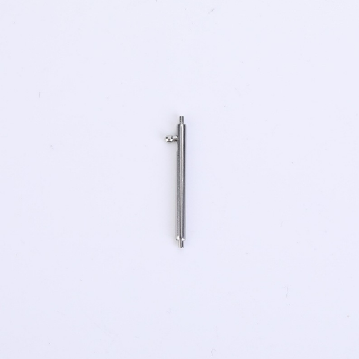 Mały metalowy pręt. Ma mały haczyk na górze i okrągły koniec na dole.