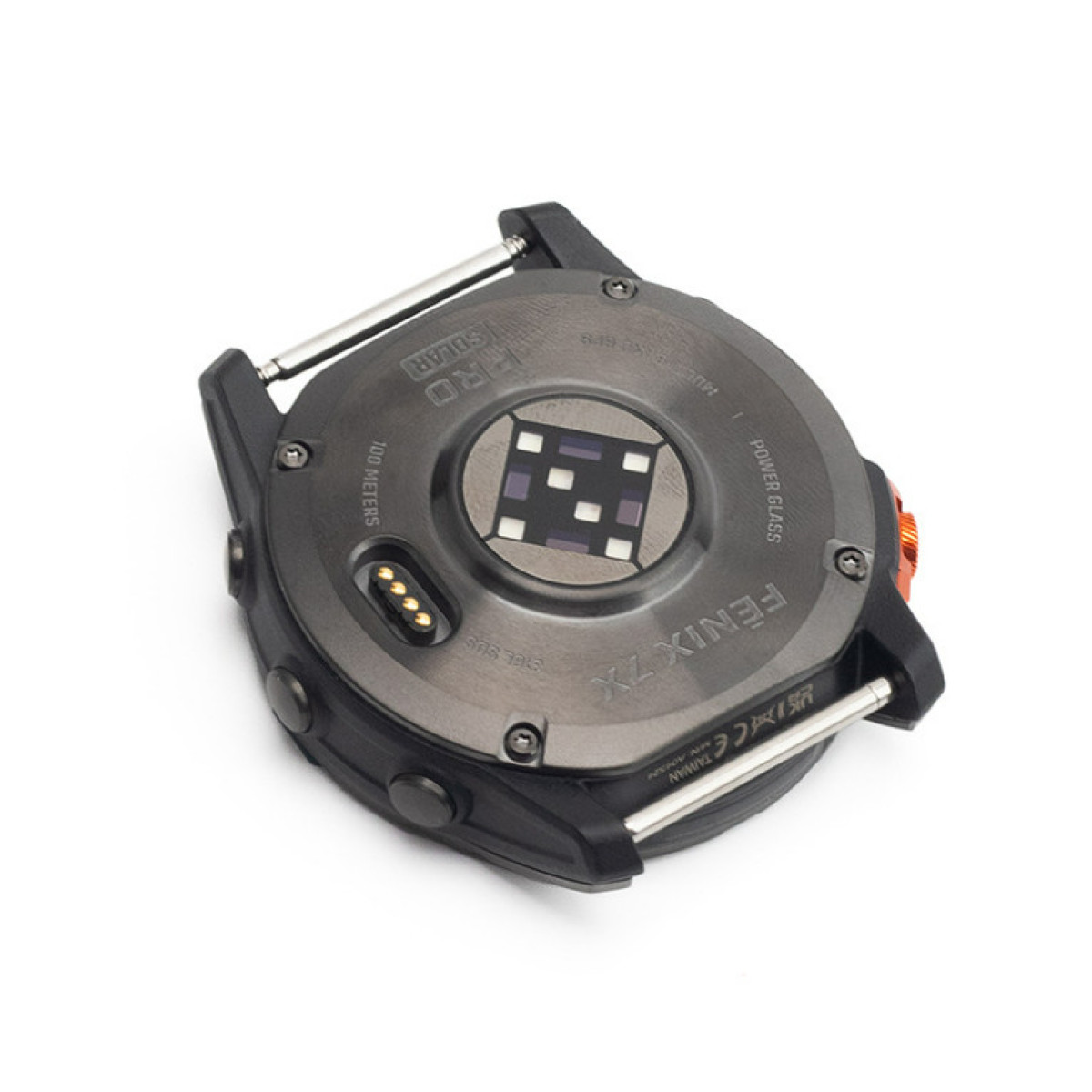 Tył czarnego smartwatcha z czujnikami, przyciskami i tekstem, pokazujący szczegóły na białym tle.