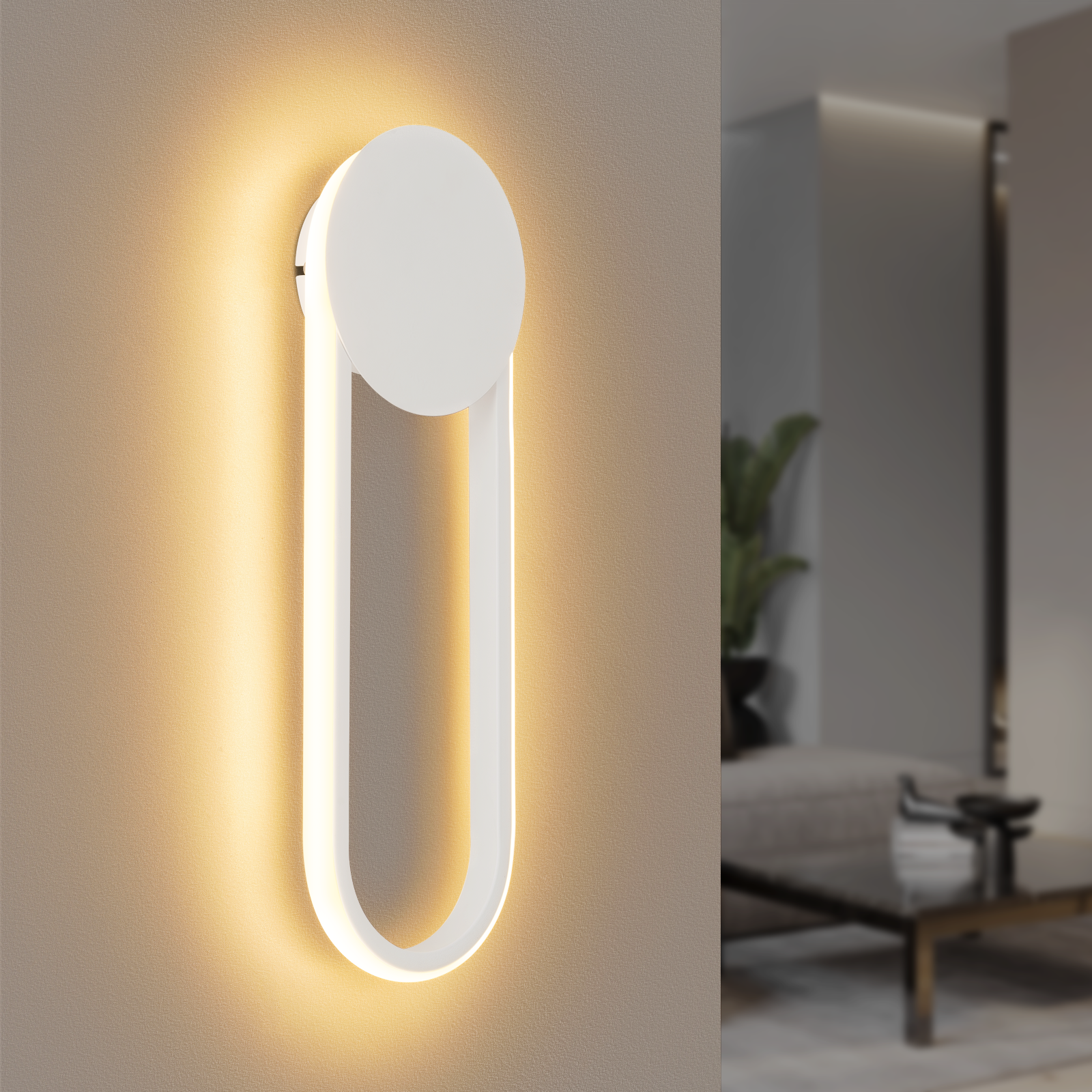 Una lampada da parete bianca, parte superiore rotonda, corpo a forma di U, luminosa, montata su un muro. Interno con mobili.