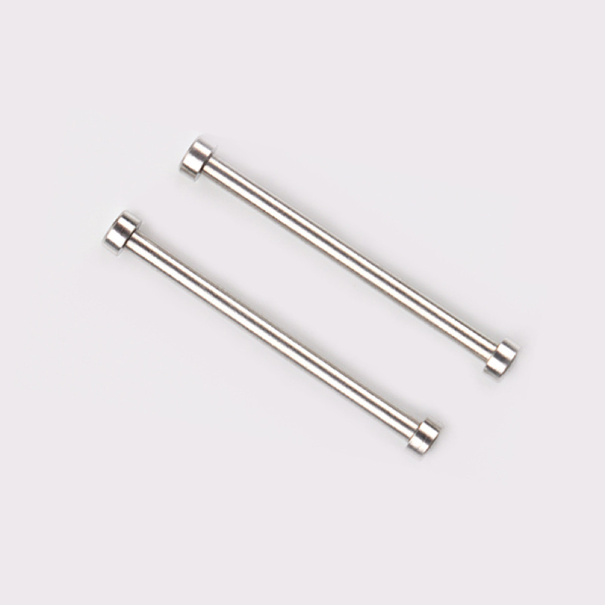 Dwa srebrne pręty. Odizolowane na białym tle. Mają małe, cylindryczne końce.