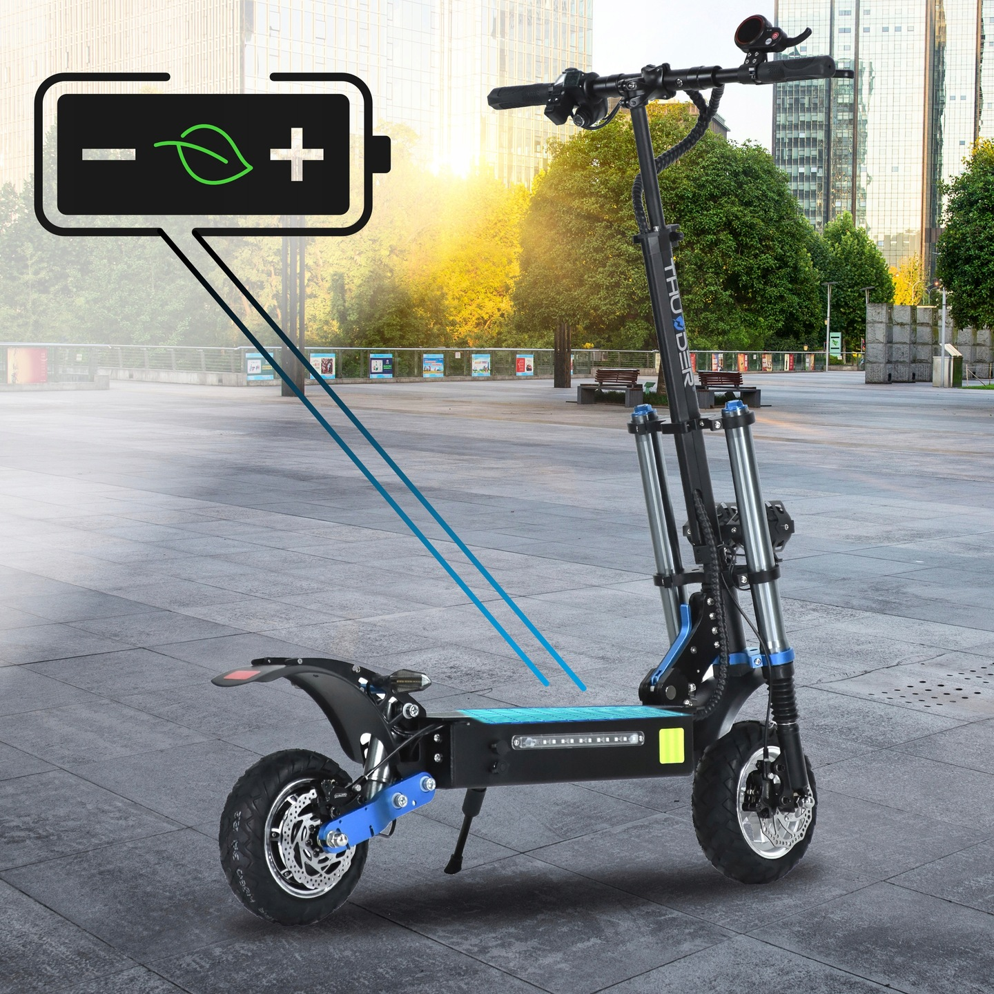 Czarny i niebieski skuter elektryczny na ulicy miejskiej. Skuter ma ikonę baterii.