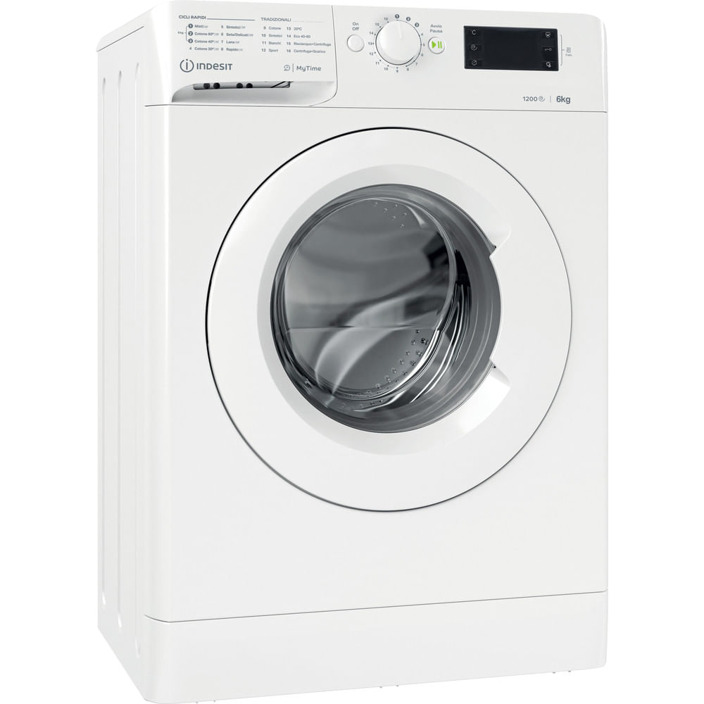 Una lavatrice Indesit bianca, vista da un'angolazione leggermente elevata. La porta è chiusa.