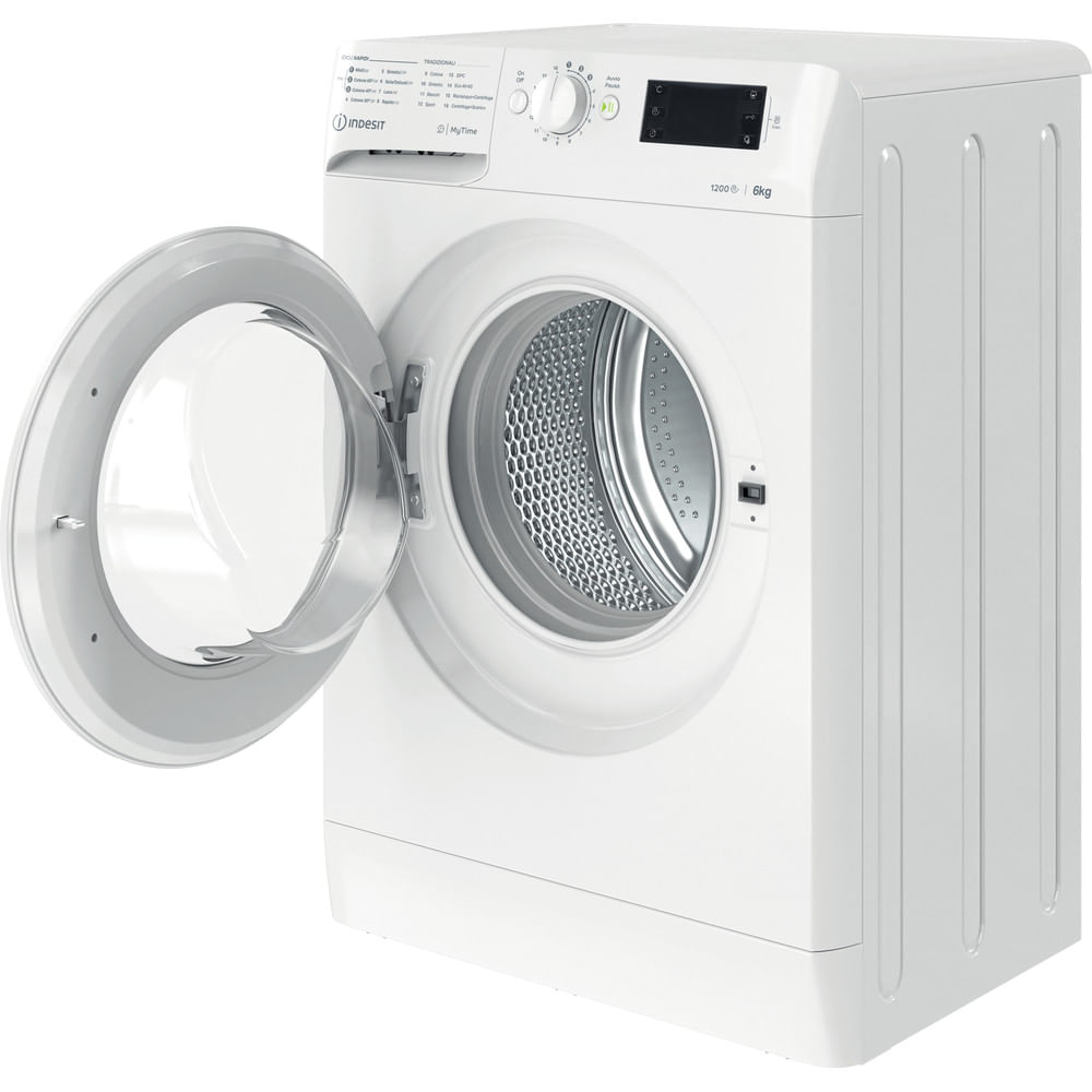 Una lavatrice Indesit bianca con la porta aperta. Il cestello interno è visibile.