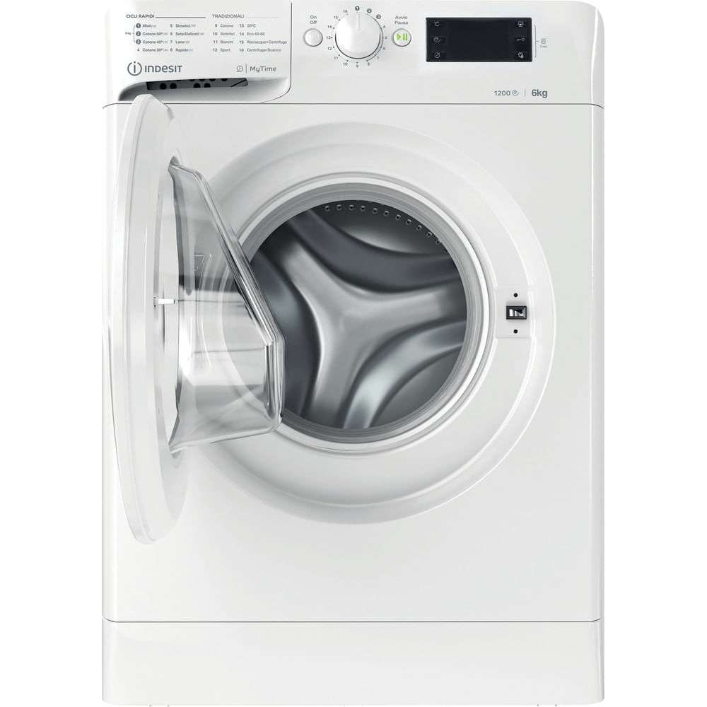 Lavatrice Indesit bianca con porta socchiusa. Pannello comandi e cestello visibili.