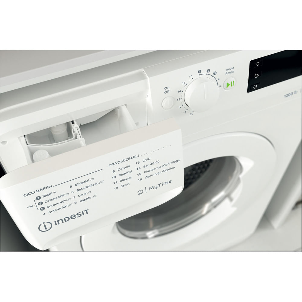 Primo piano del cassetto del detersivo e del pannello comandi di una lavatrice Indesit bianca.