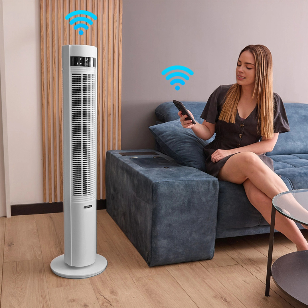 Kobieta trzyma telefon z wentylatorem wieżowym w tle, z symbolami Wi-Fi.