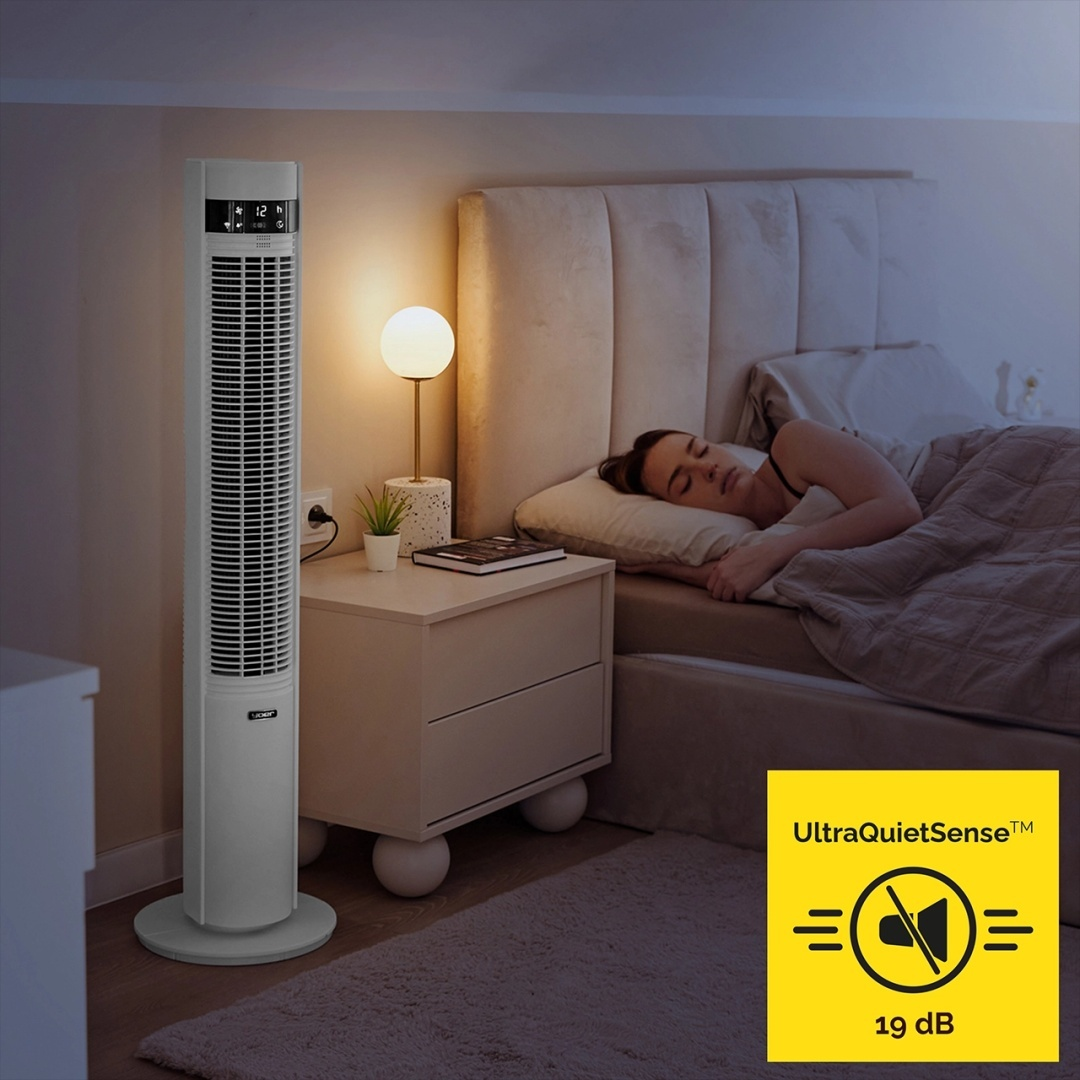 Kobieta śpi w sypialni. Włączony jest wysoki wentylator. Wentylator i znak mówią 19 dB UltraQuietSense.