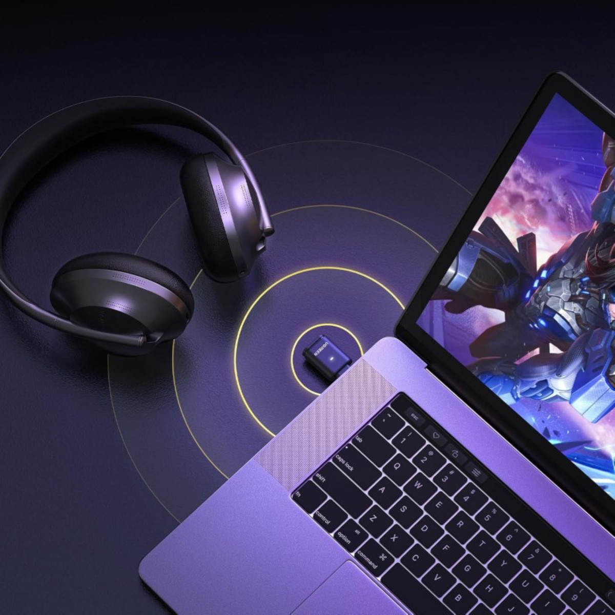 Laptop, słuchawki i adapter UGREEN leżą na stole. Na laptopie wyświetlana jest scena z gry.