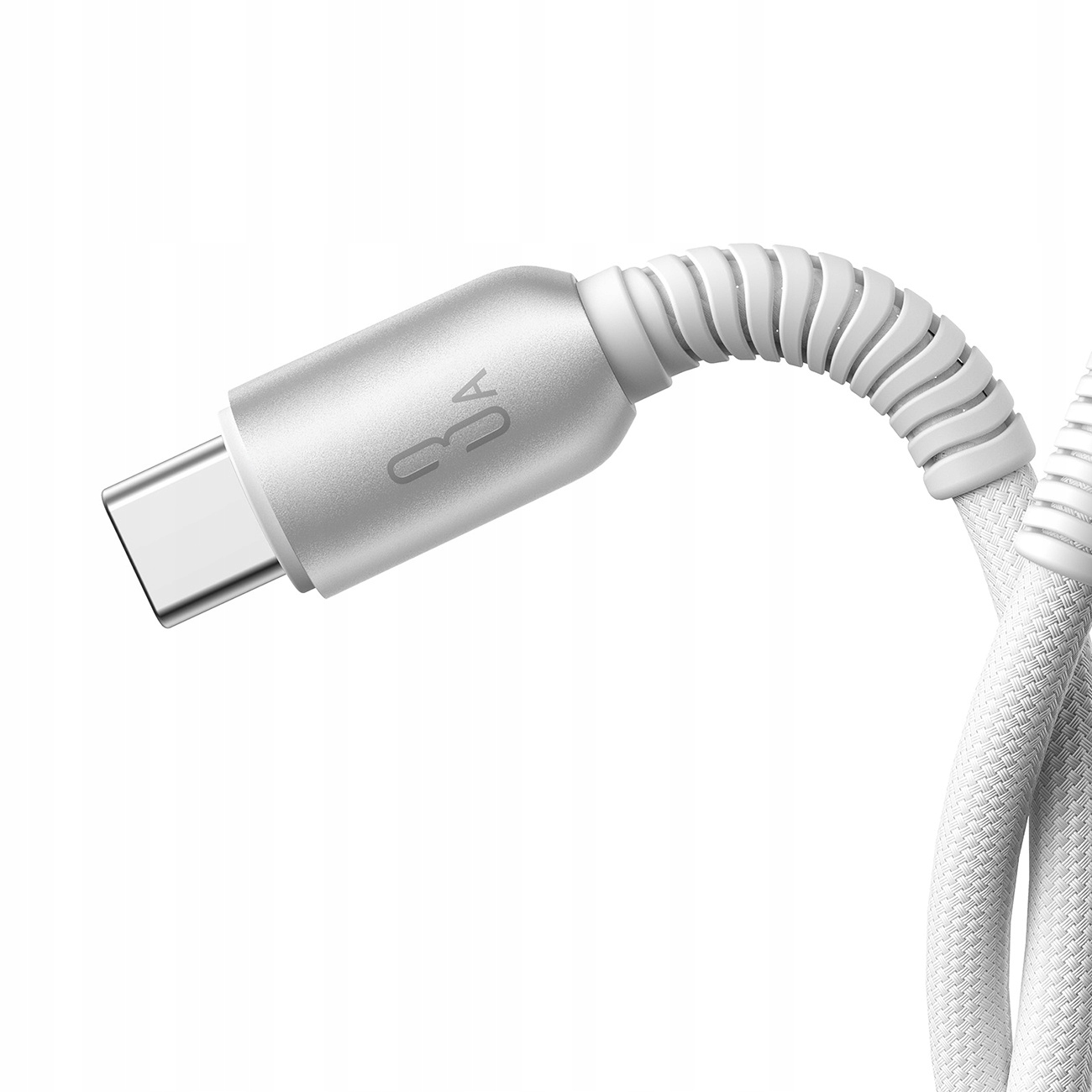 Silberner USB-C-Anschluss mit 3A-Markierung, verbunden mit weißem Textilkabel. Weißer Hintergrund.