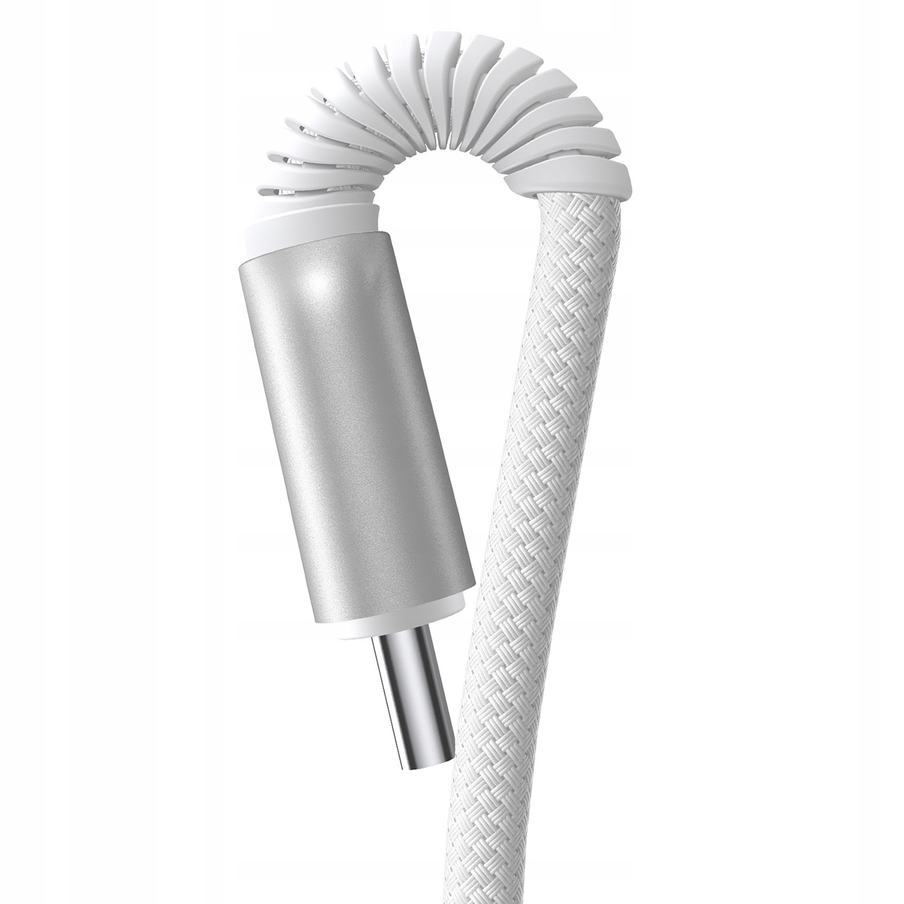 Ein silberner USB-C-Anschluss, der mit einem weißen Textilkabel verbunden ist. Weißer Hintergrund. Der Anschluss ist abgewinkelt.