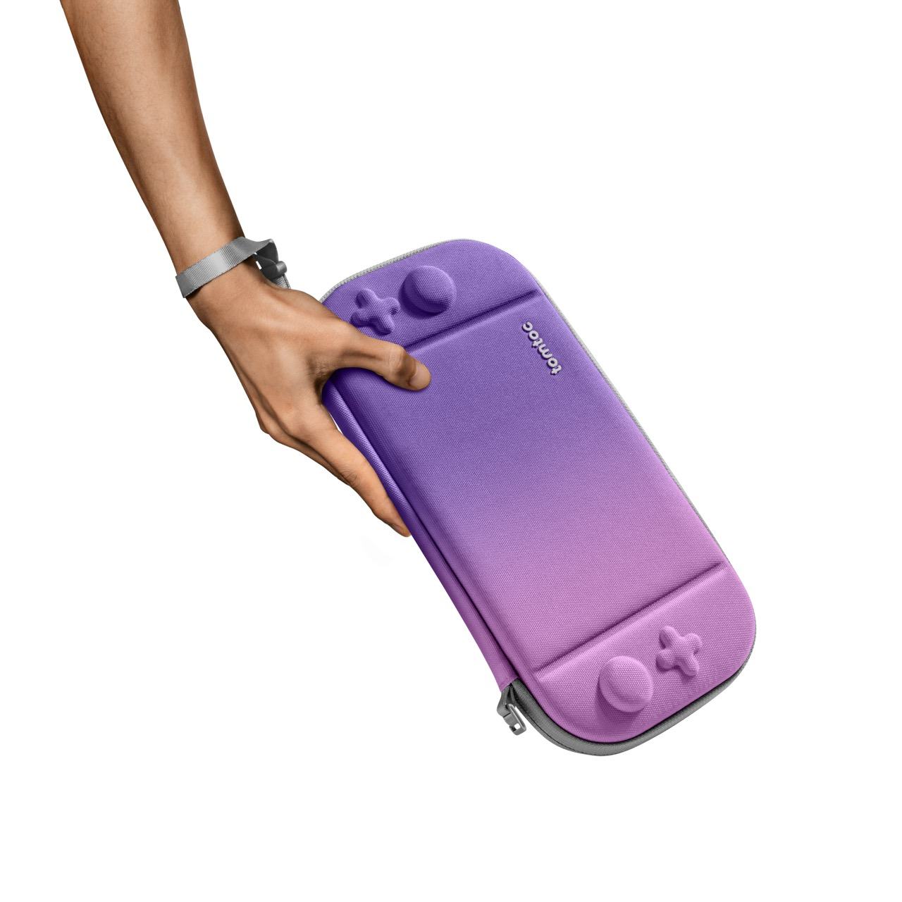 Ręka trzyma fioletowo-różowe etui na Nintendo Switch. Etui ma zamek błyskawiczny i przyciski kontrolera.