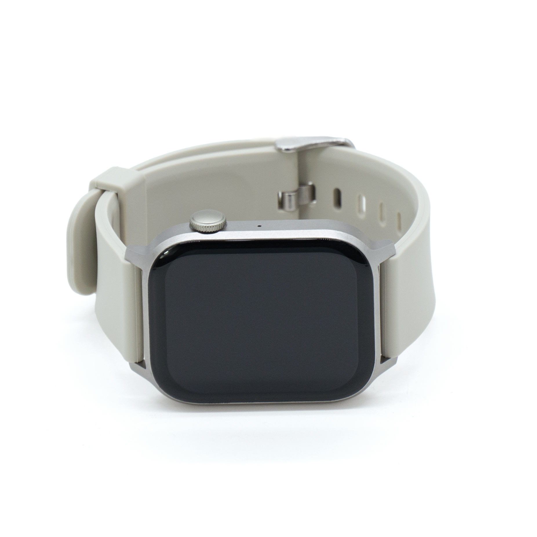 Smartwatch con pantalla en blanco y correa gris claro. Fondo blanco. El reloj está en ángulo.