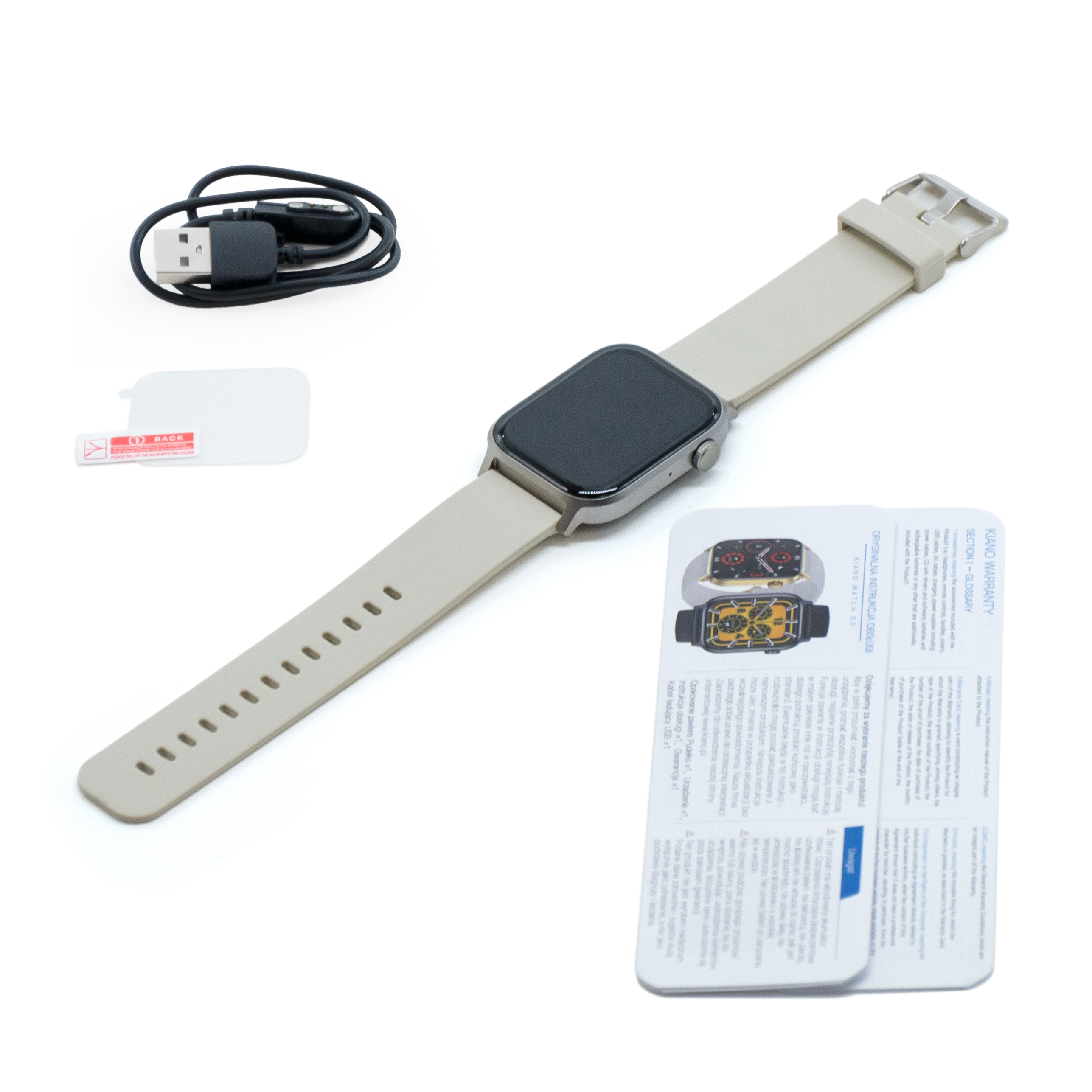 Un reloj inteligente con correa beige y pantalla rectangular negra. Otros artículos están dispersos alrededor del reloj.
