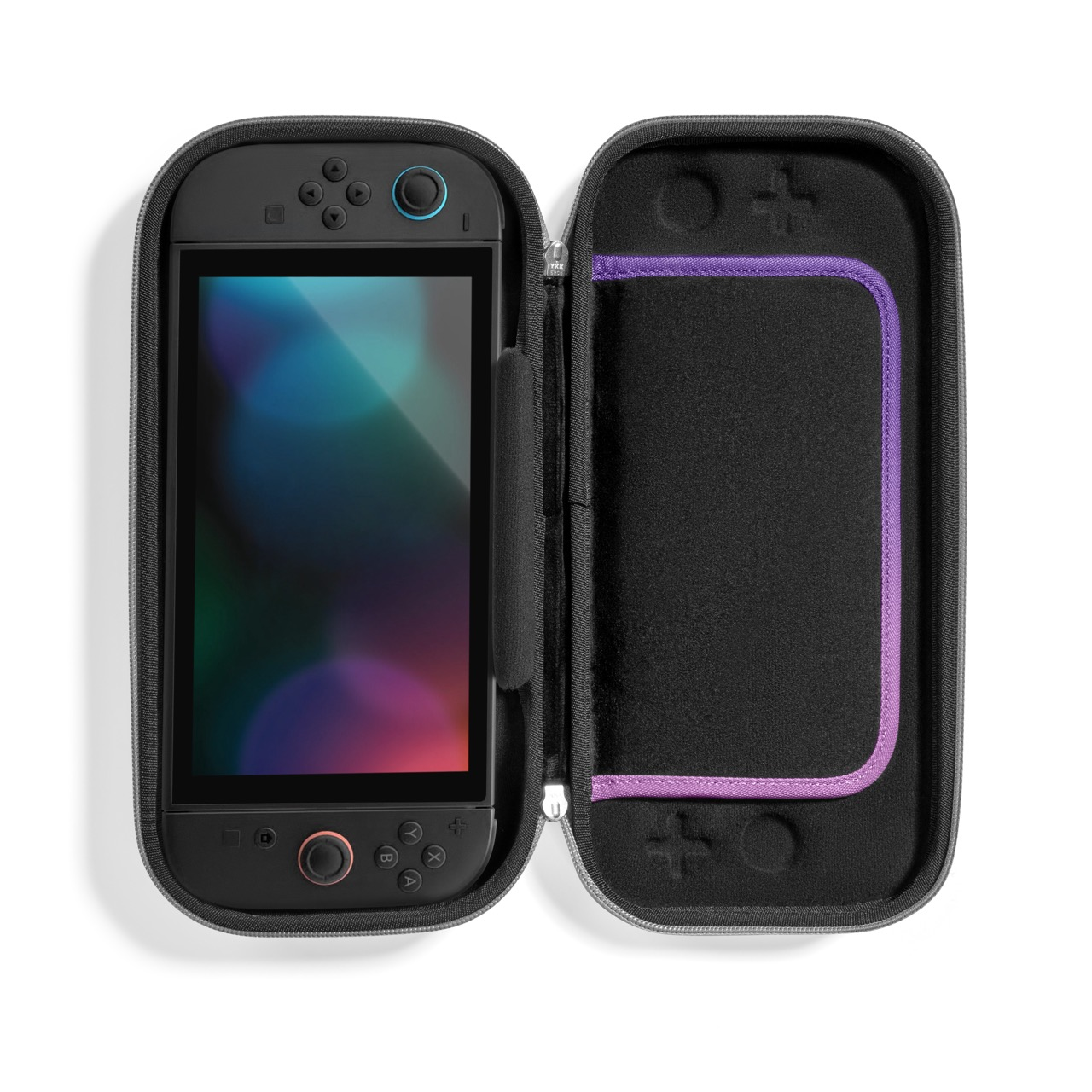 Otwarty czarny futerał na Nintendo Switch z konsolą w środku. Etui jest czarne i ma fioletowe akcenty.