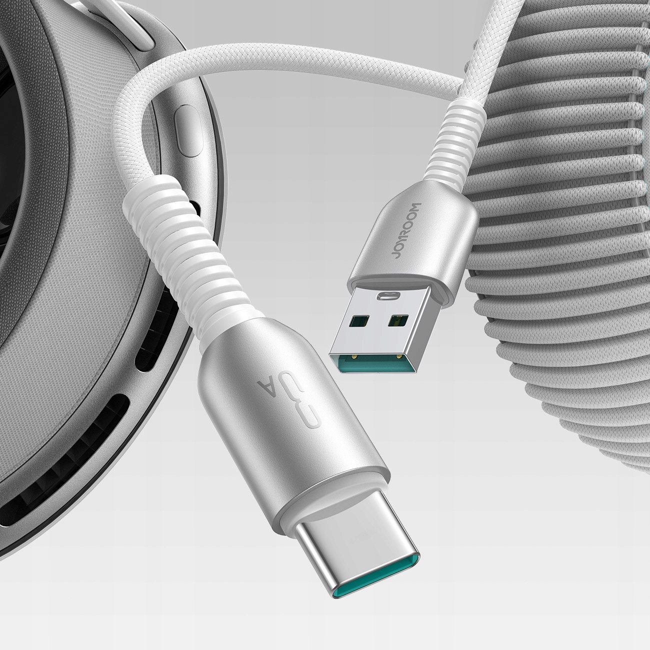 USB-C- und USB-Anschlüsse. Weißes Kabel mit strukturierter Oberfläche. Jooyroom-Markenlogo sichtbar. Weißer Hintergrund.