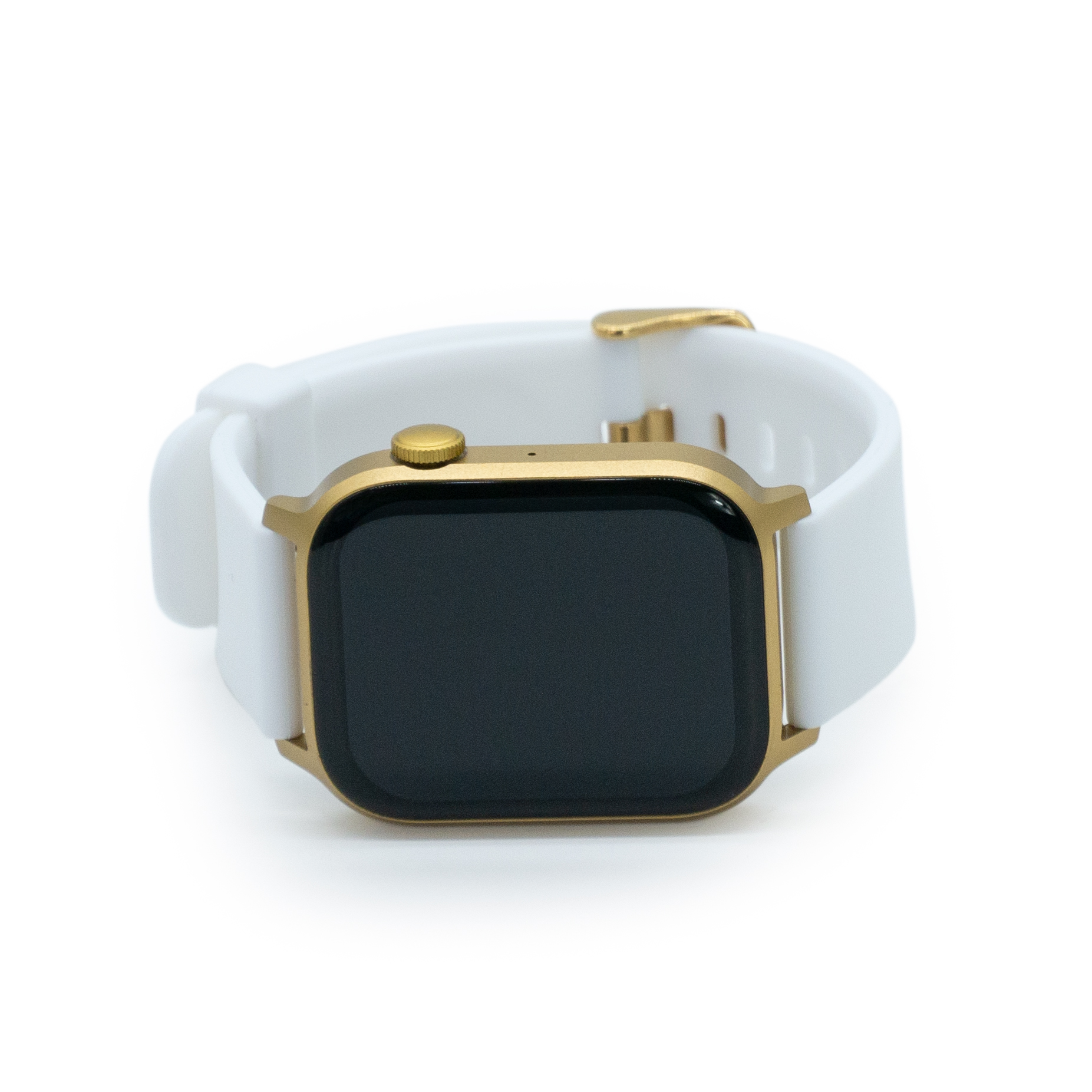 Złoty i biały smartwatch z czarnym ekranem. Biały pasek. Białe tło. Zegarek jest na wystawie.