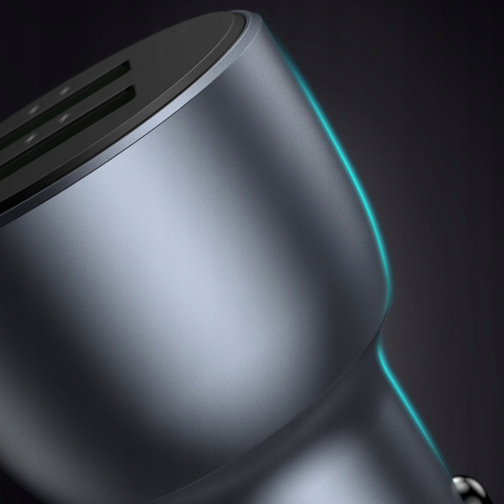 Zbliżenie ciemnoszarej ładowarki USB z wieloma portami. Powierzchnia jest metaliczna z niebieskimi akcentami świetlnymi.