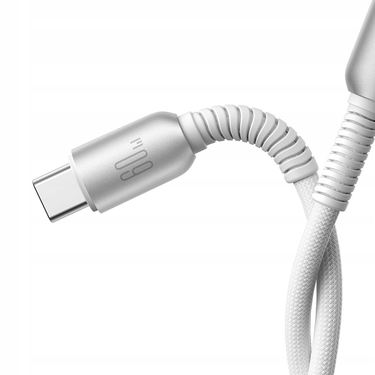 Zbliżenie białego kabla USB-C ze srebrnym złączem. Kabel jest biały z żebrowaną teksturą.
