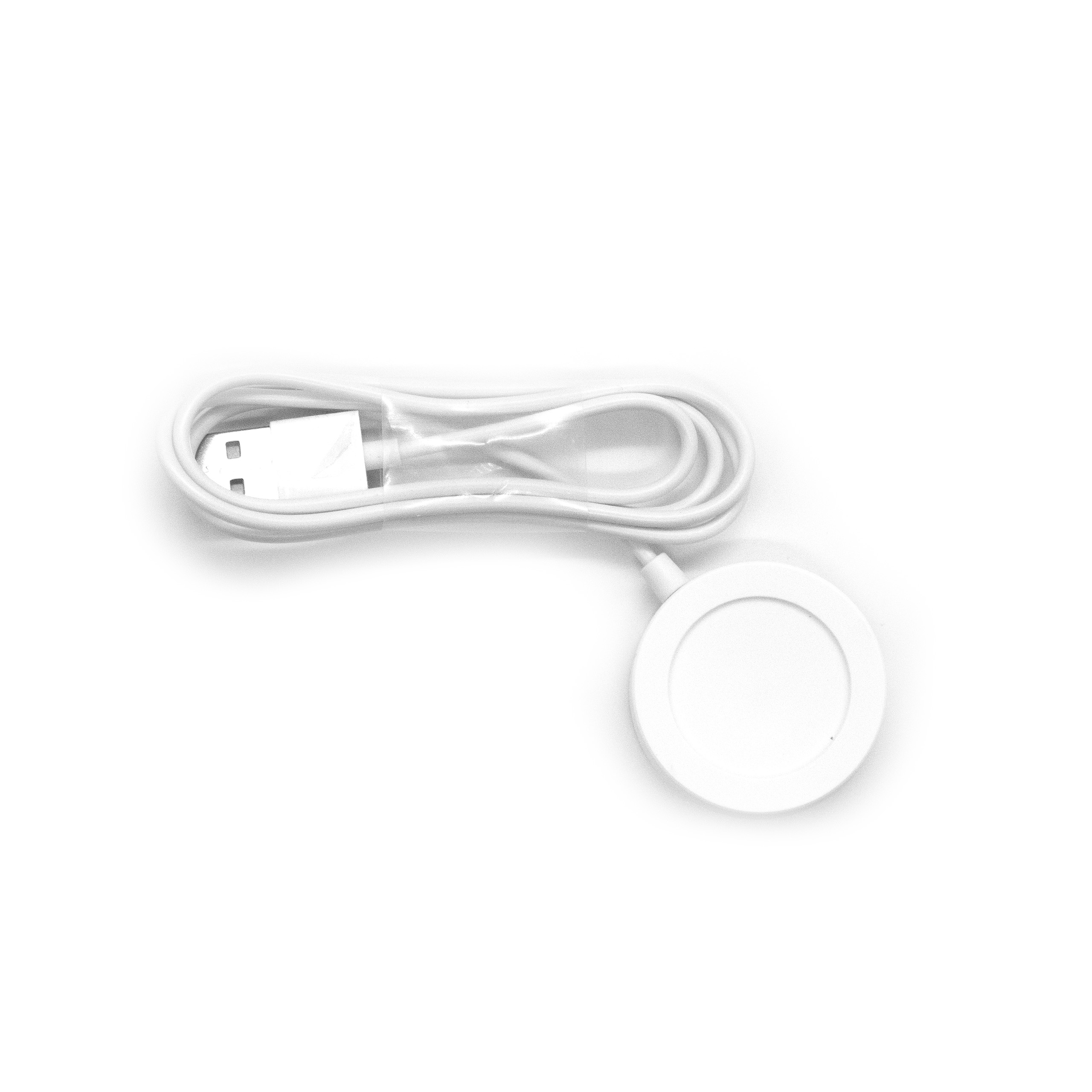 Biały kabel do ładowania i biała podkładka ładująca na białym tle.