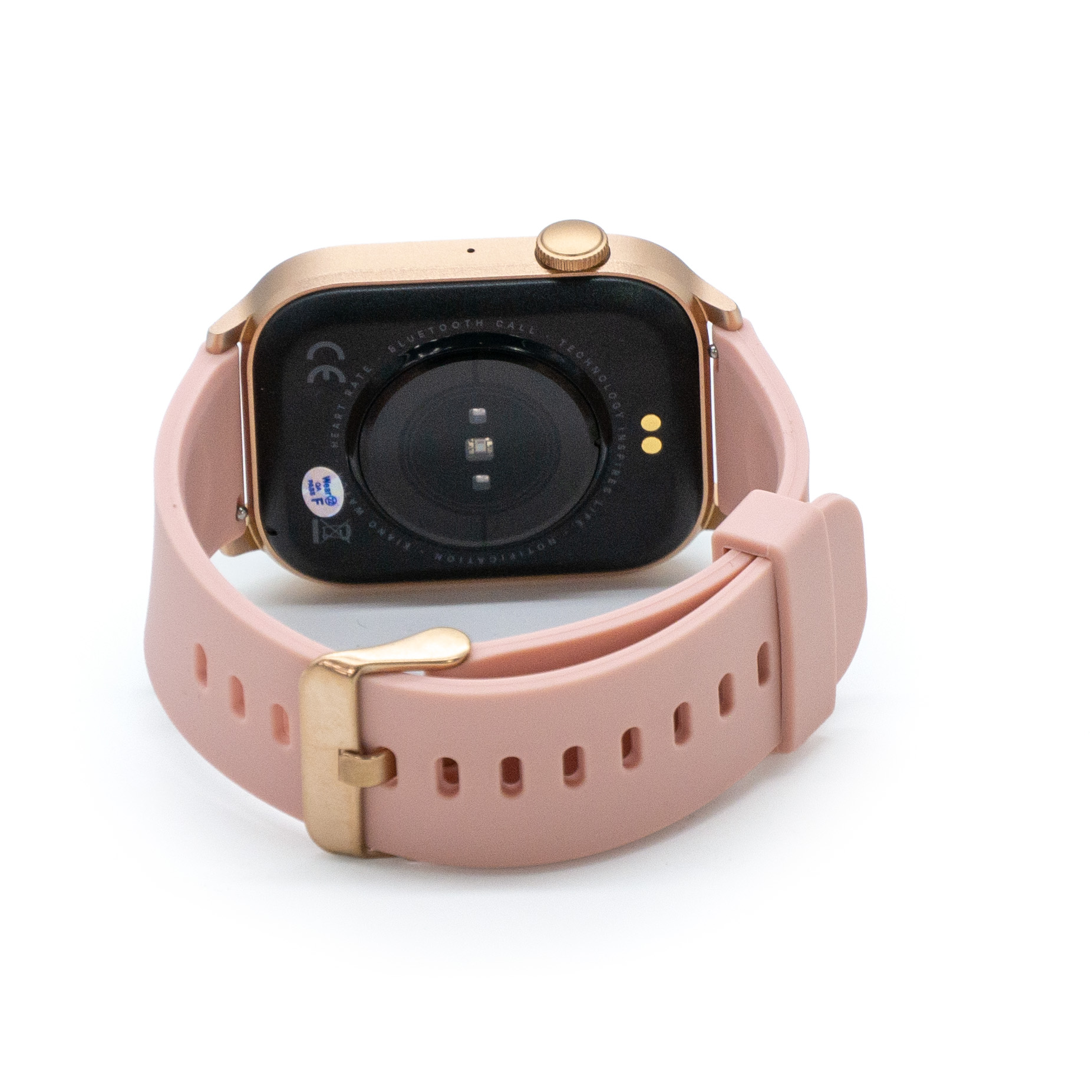 Różowy smartwatch, widok z tyłu, ze złotą klamrą. Białe tło.