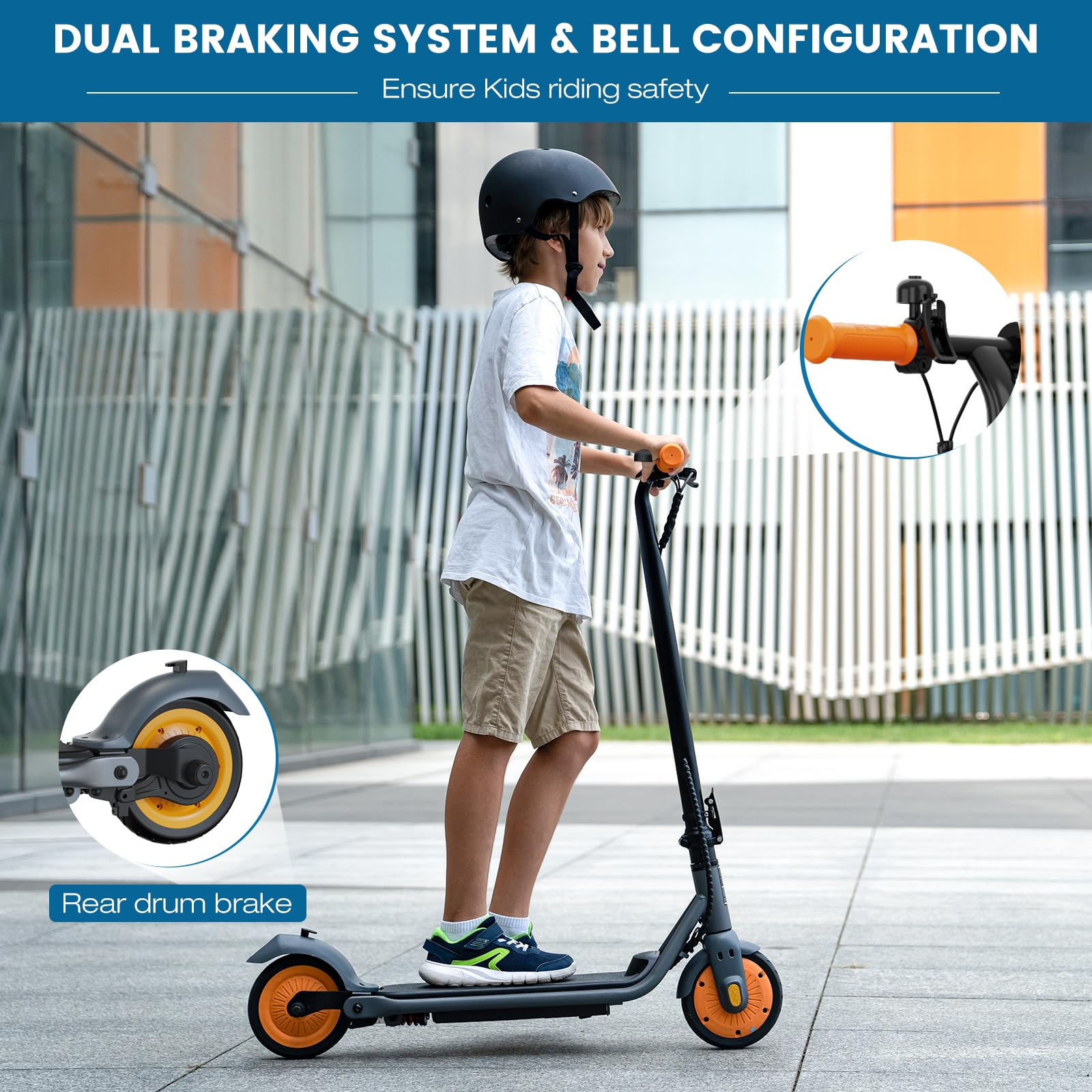 Chłopiec jadący na hulajnodze w kasku. Pokazuje tylny hamulec bębnowy i szczegóły kierownicy.