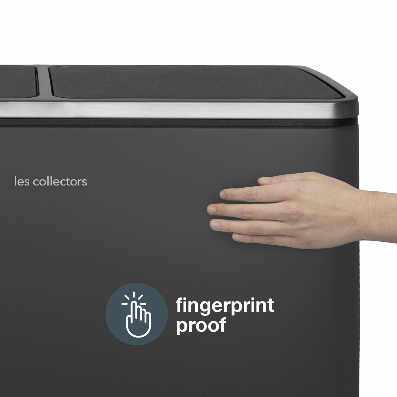 Ein dunkelgrauer Mülleimer mit einer fingerabdrucksicheren Oberfläche. Eine Hand berührt den Eimer.