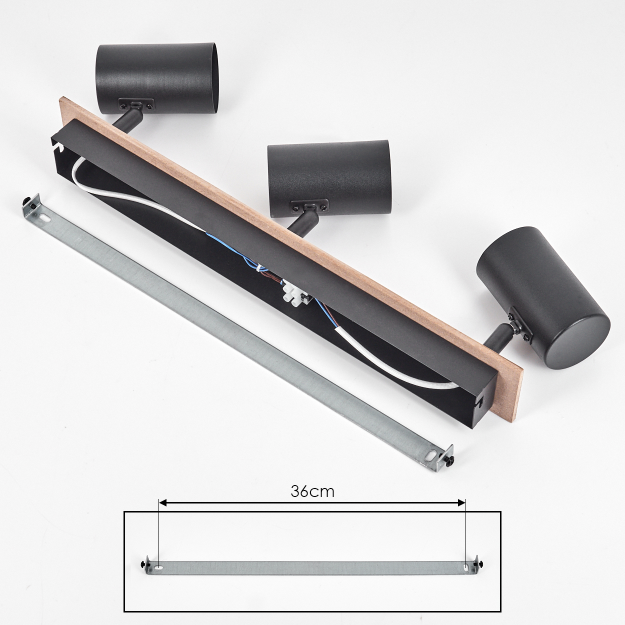 Drei schwarze Strahler an einem Holzbalken befestigt. Ein Metallstab und ein Diagramm befinden sich darunter. Weißer Hintergrund.