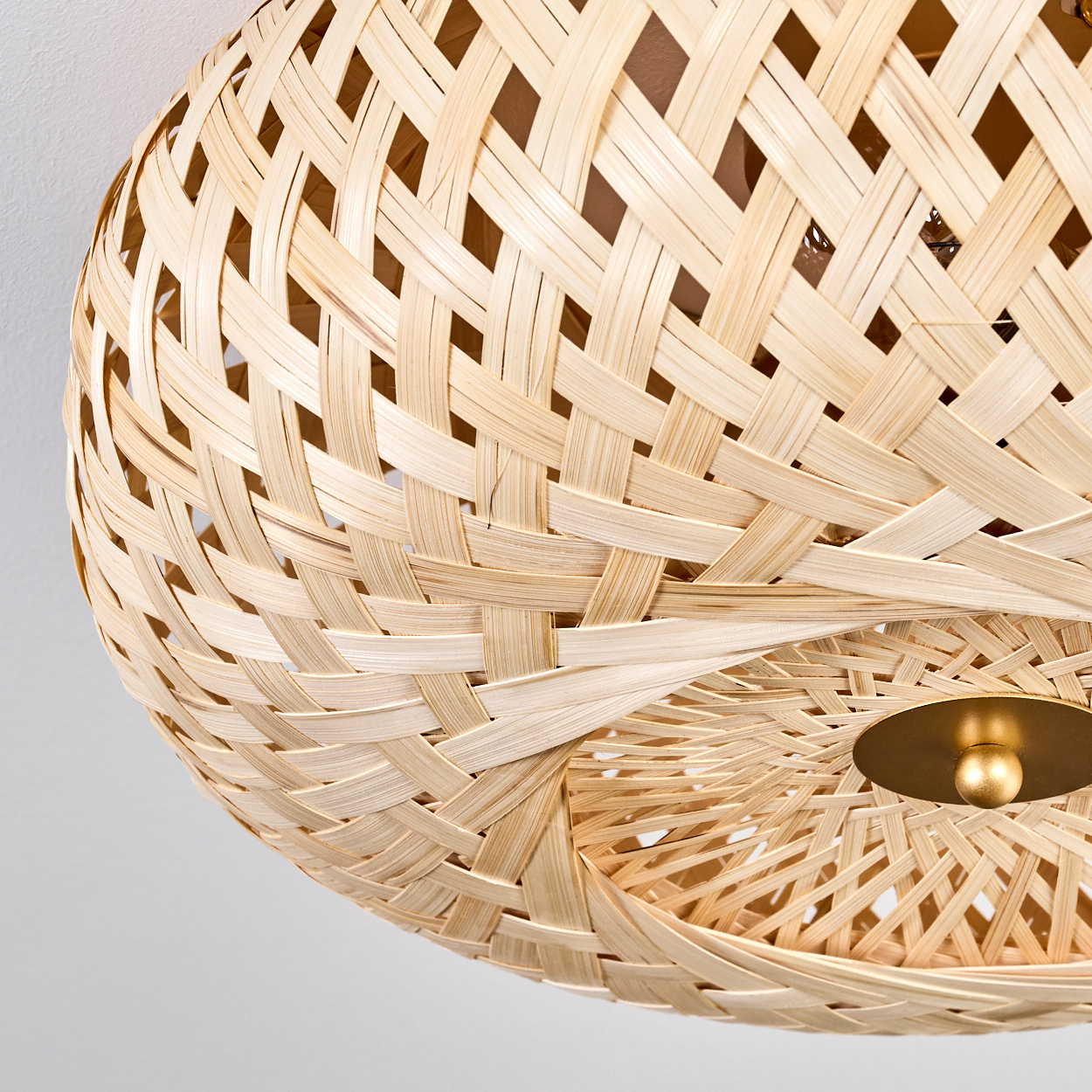 Gewebte Deckenleuchte aus Bambus. Das Licht hat ein korbartiges Design. Die Leuchte hängt von der Decke.