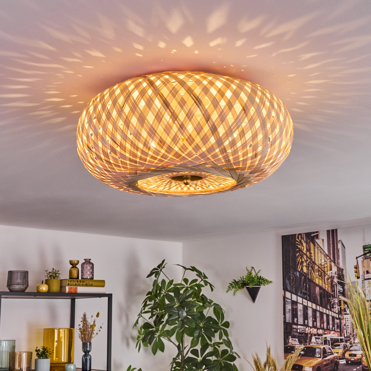 Deckenleuchte mit einem gewebten Bambus-Schirm, der Lichtmuster an die Decke wirft.