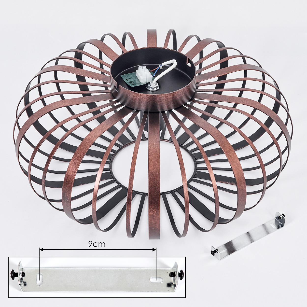 Eine kupferfarbene Deckenleuchte mit Käfigdesign. Eine Metallhalterung befindet sich an der Seite.