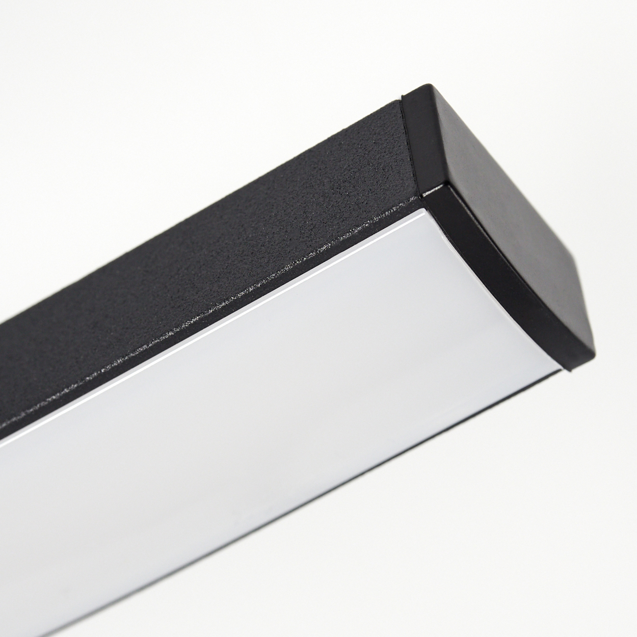 Nahaufnahme einer schwarz-weißen Lampe. Die Lampe ist rechteckig und hat ein weißes Licht.