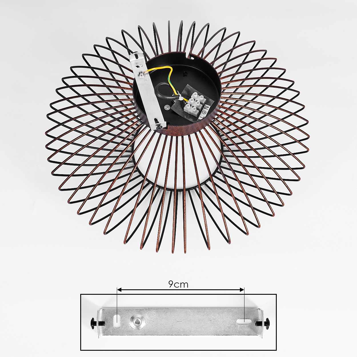 Eine Deckenlampe mit kupferfarbenem Drahtrahmen-Design. Die Lampe ist zerlegt, um die Halterung zu zeigen.