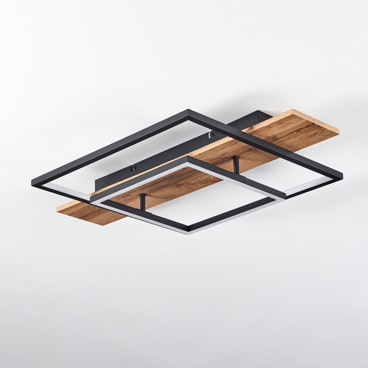 Eine moderne Deckenlampe. Es hat schwarze Rahmen, Holzpaneele und einen weißen Lichtbereich.