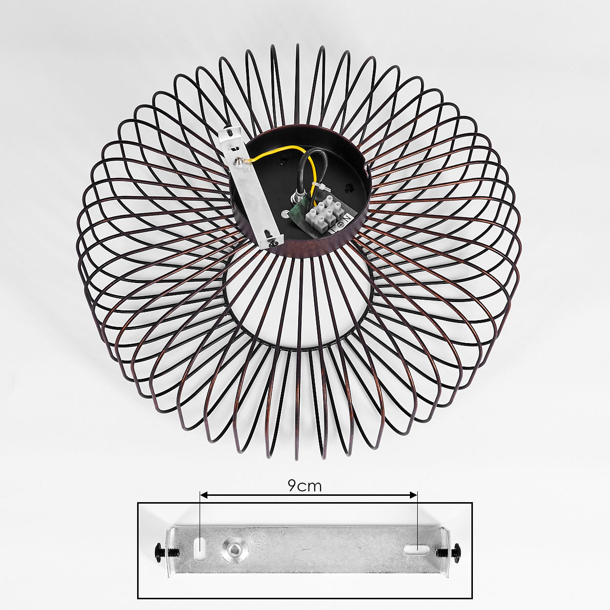Draufsicht einer zerlegten Deckenlampe. Sie ist kreisförmig mit kupferfarbenem Draht.