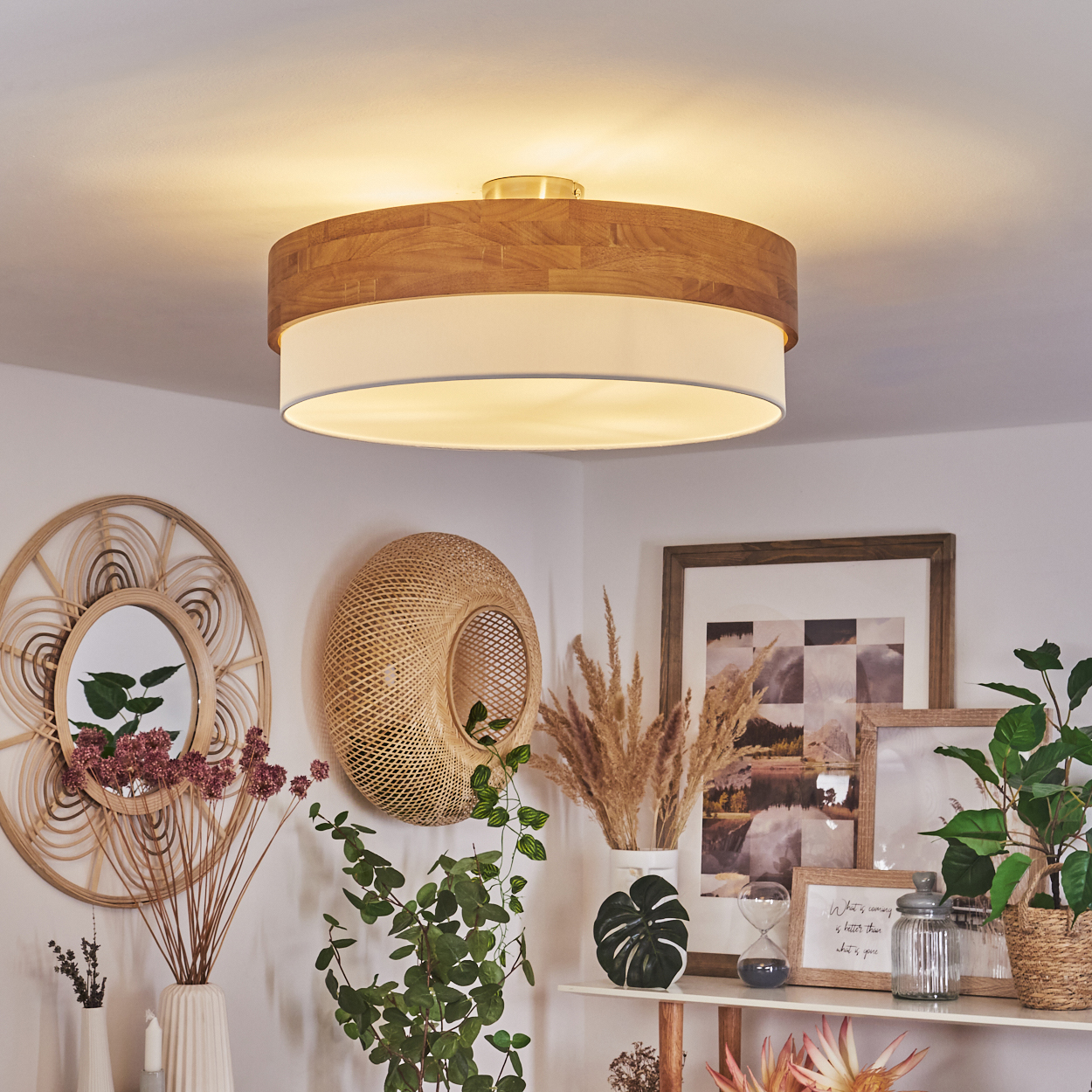 Eine Deckenleuchte mit Holzrahmen und weißem Lichtpanel, in einem Raum mit Dekoration.