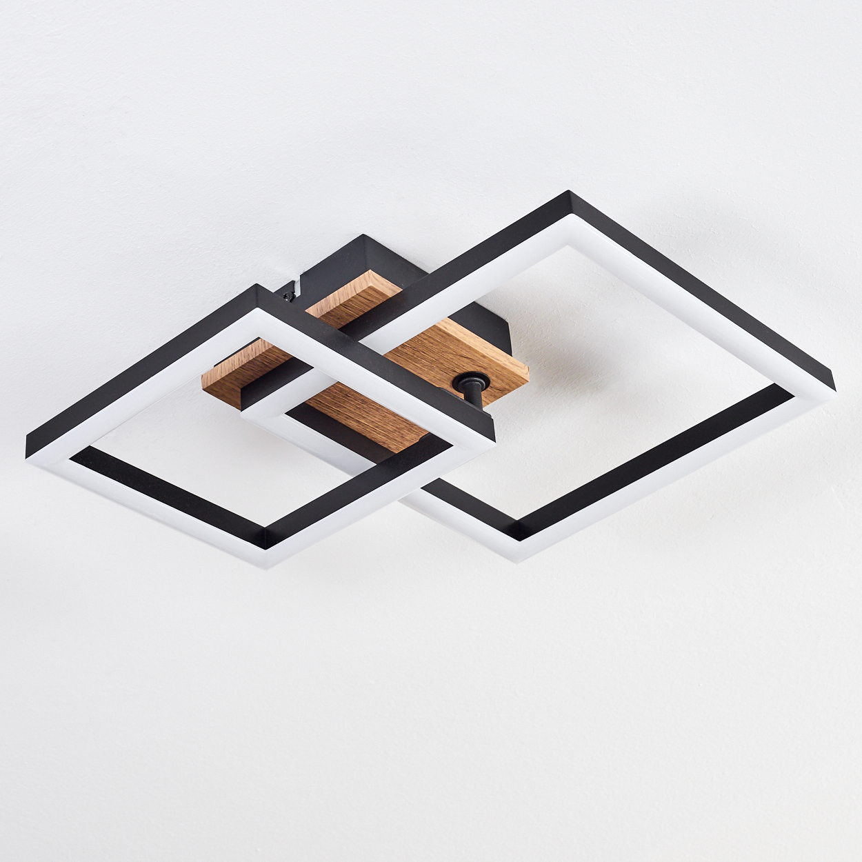 Deckenleuchte mit mehreren quadratischen Lichtelementen, Holzsockel, vor weißem Hintergrund.