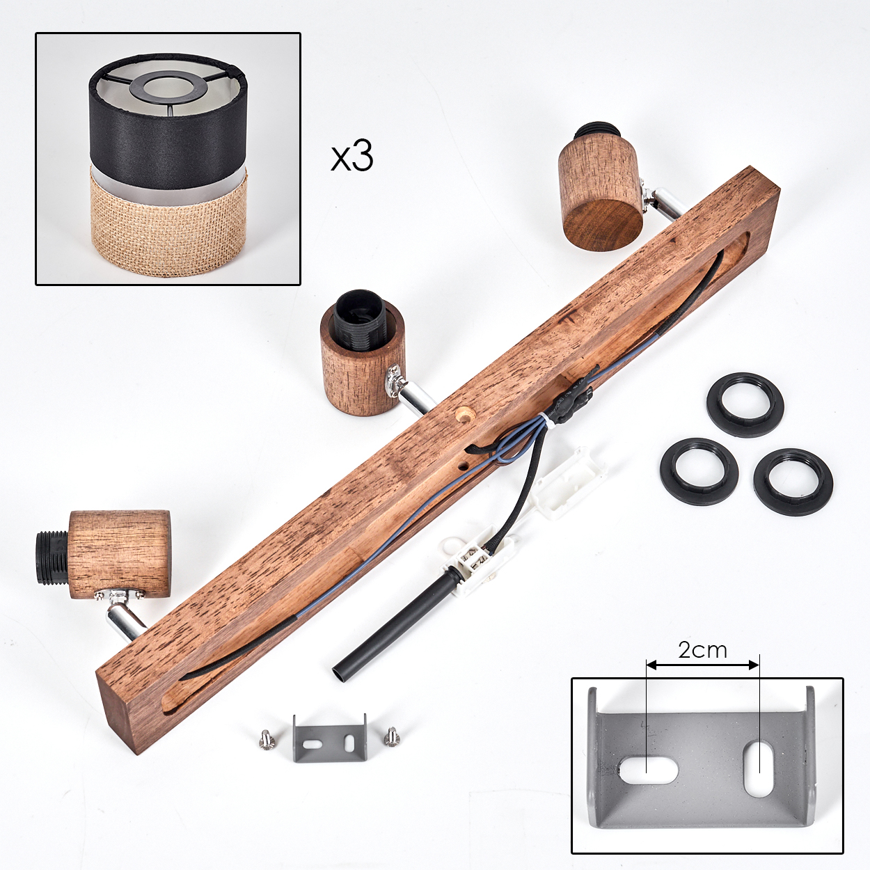 Komponenten einer Strahlerbefestigung: Holzbalken, Strahler, Halterung, Schrauben und Ringe. Weißer Hintergrund.
