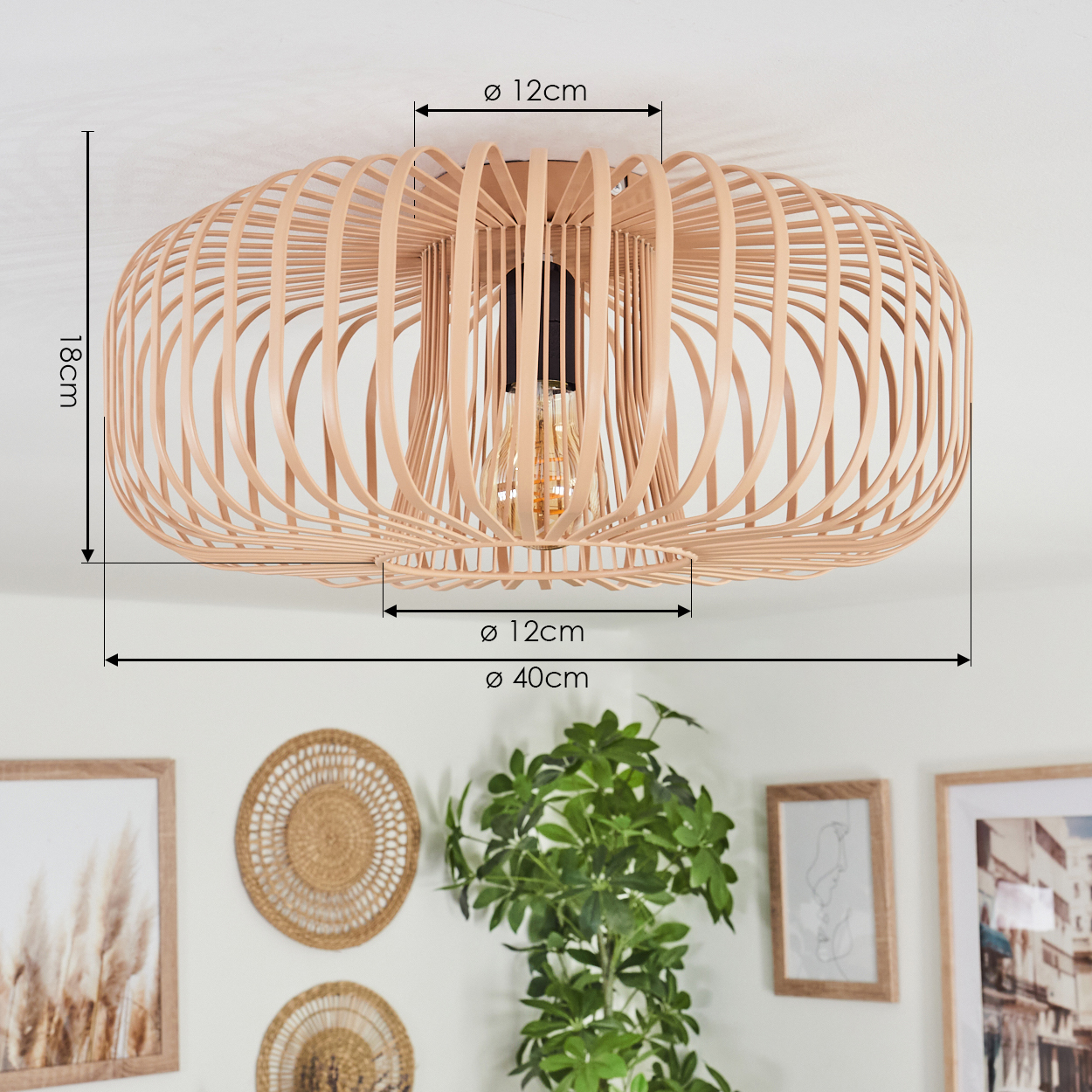 Eine Leuchte aus beigen, gebogenen Holzlatten mit Glühbirne, mit angegebenen Abmessungen.