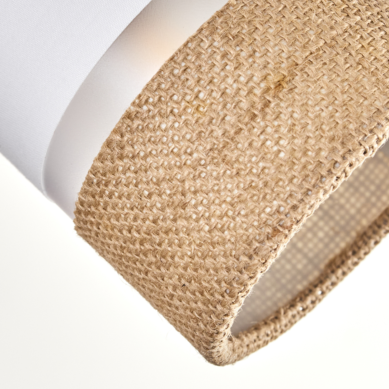 Nahaufnahme eines Lampenschirms mit weißen und Jute-Materialien.