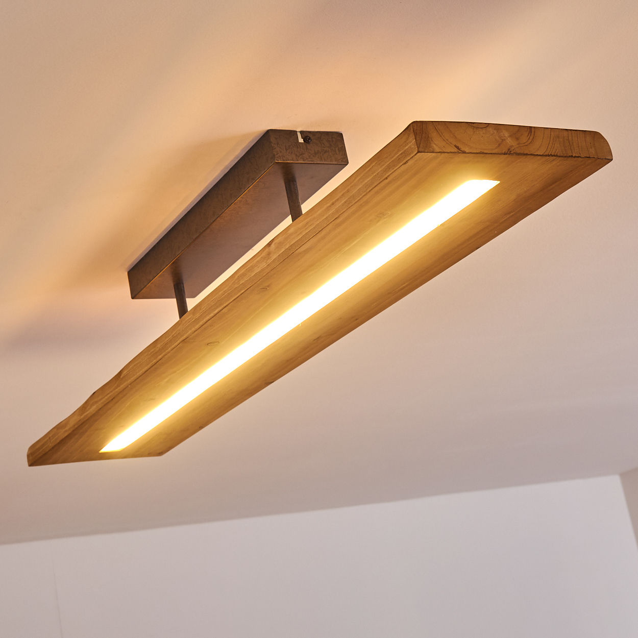 Eine rechteckige Deckenlampe aus Holz mit zentralem Lichtstreifen, von unten betrachtet.