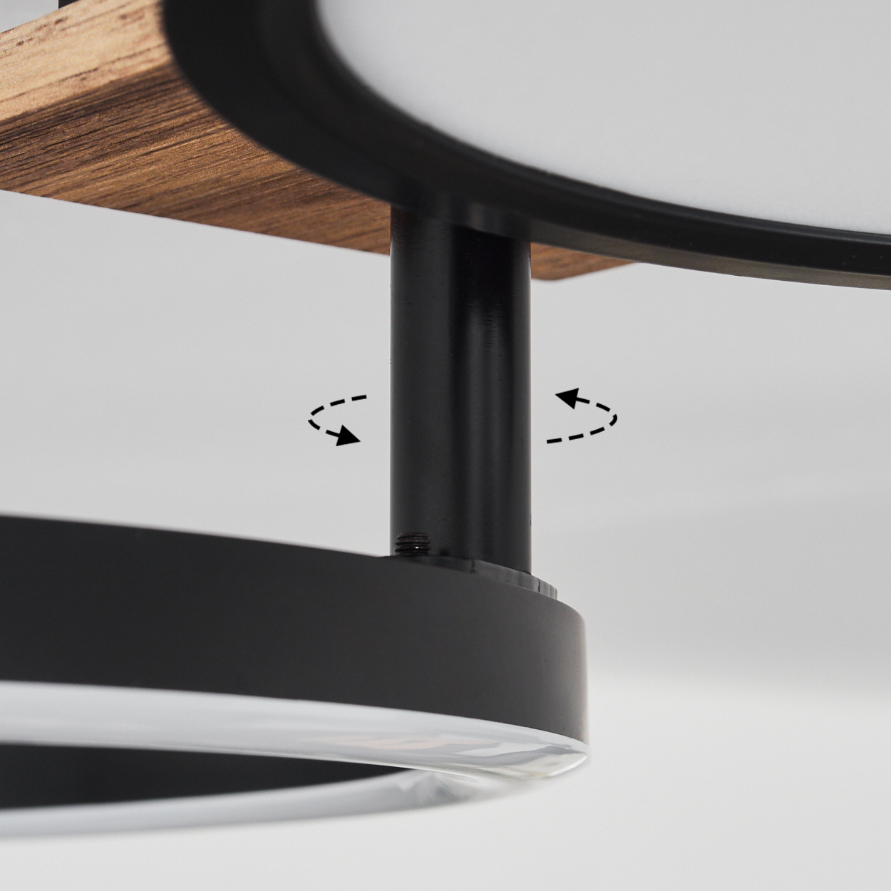 Nahaufnahme einer Deckenlampe, die den Drehpunkt zur Anpassung zeigt.