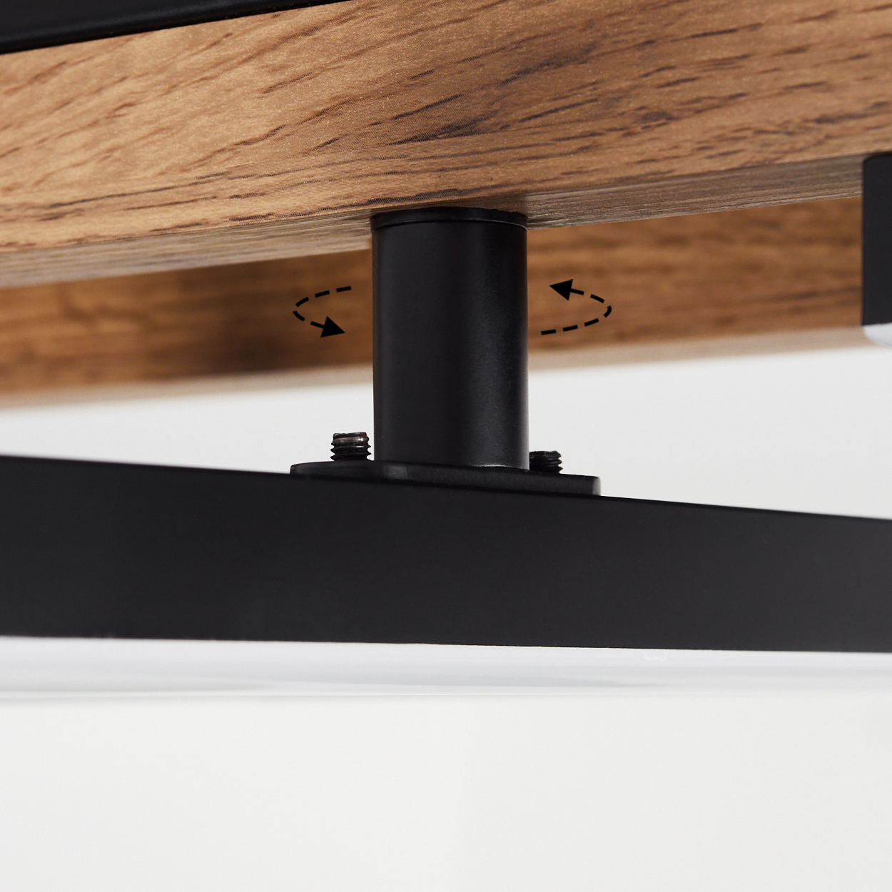 Nahaufnahme einer Deckenlampe, die den Drehpunkt der Leuchte zeigt.