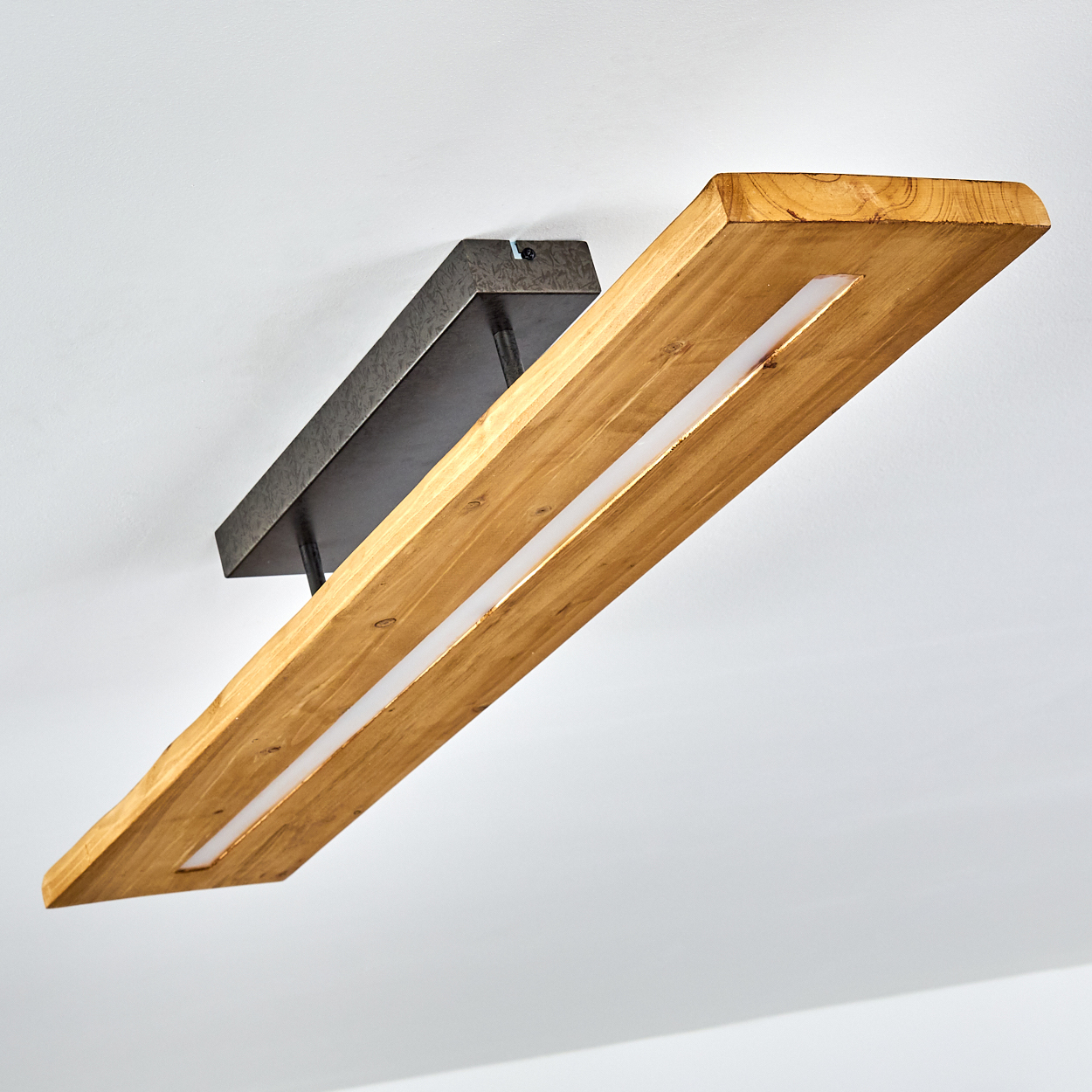 Deckenleuchte aus Holz mit schwarzer Montagebasis, weißer Deckenhintergrund.