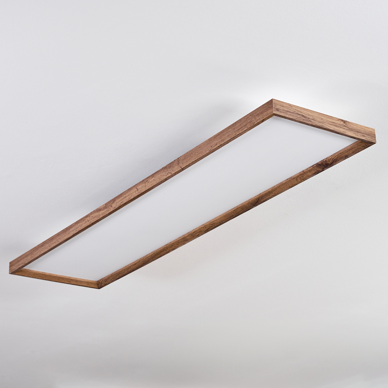Rechteckige Deckenleuchte mit Holzrahmen und weißem Lichtpanel.